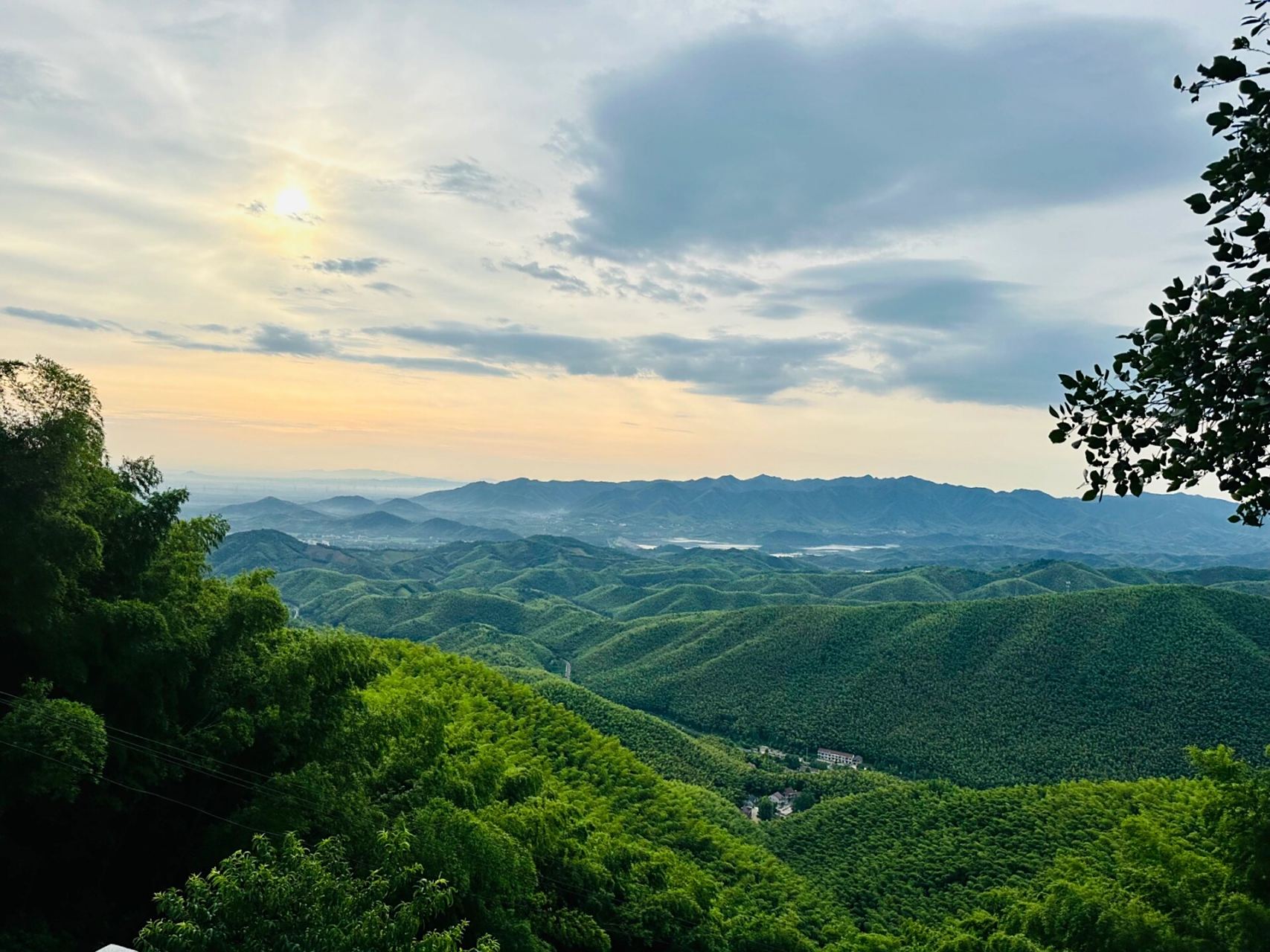 今日 这座城偶有阵雨 走进山里 烟火袅袅 云雾里的广德笄山影影绰绰