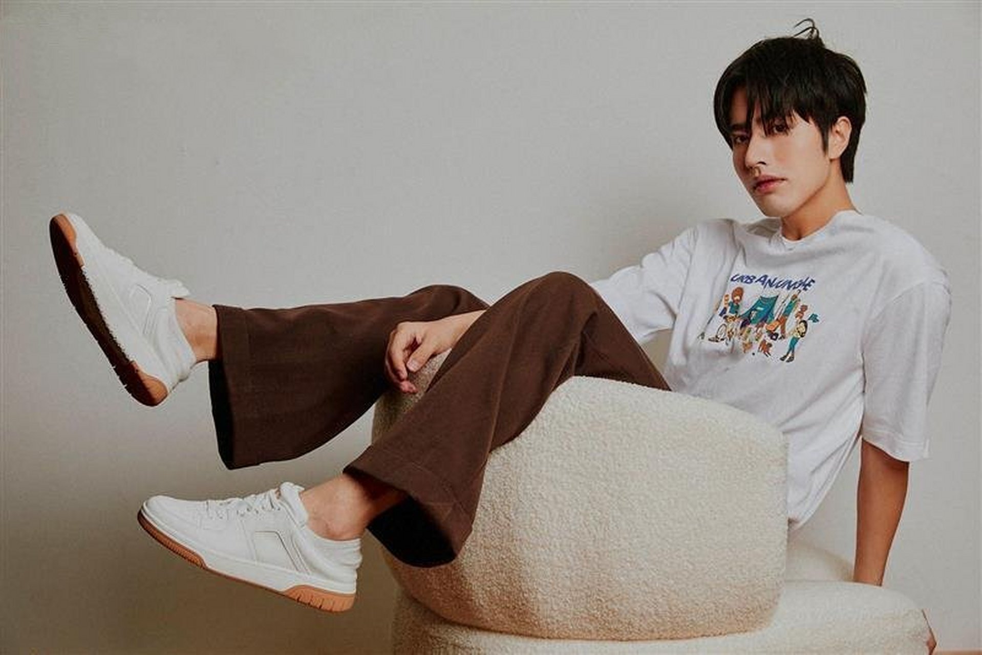 罗正 | 张弛有度 演员着eos系列休闲小白鞋 男女同款,开启舒适遐想 让