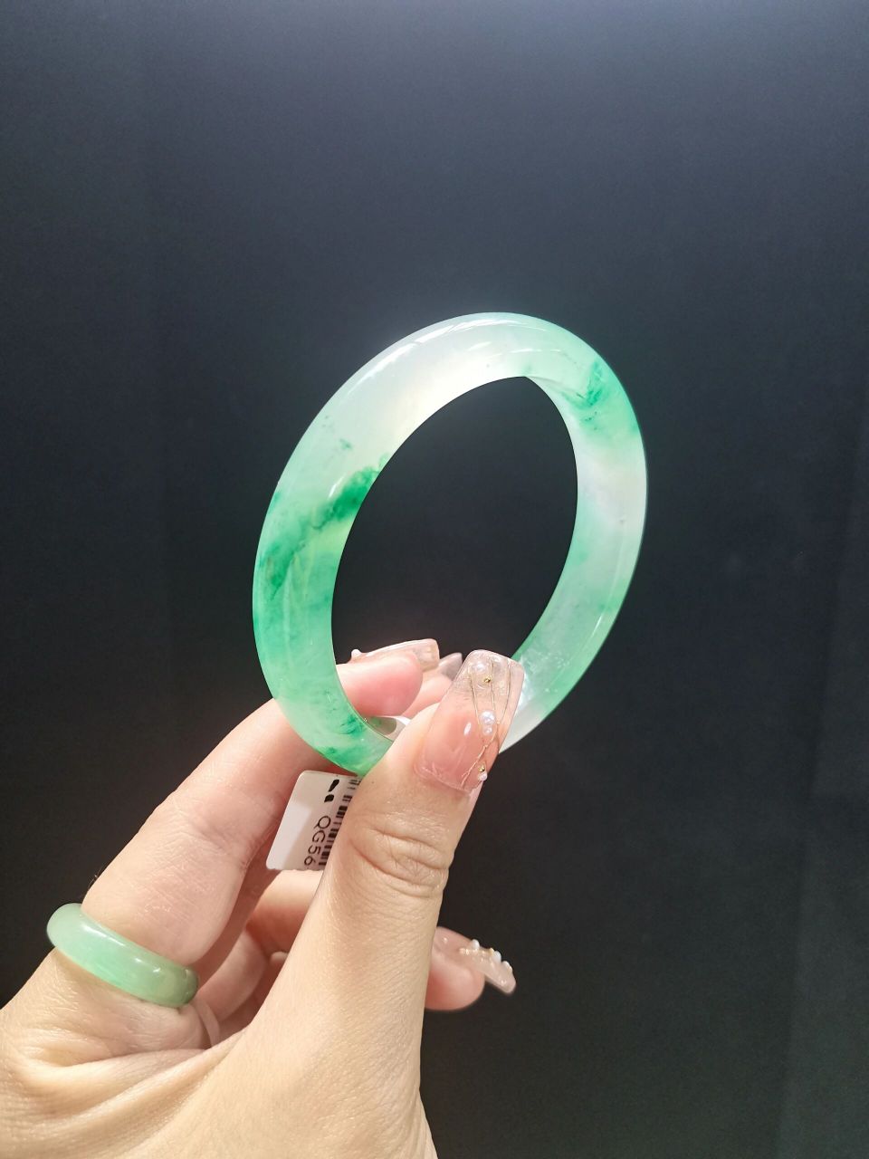 独龙玉满绿好还是冰飘好(独龙玉绿色是深色还是浅色好) 第1张