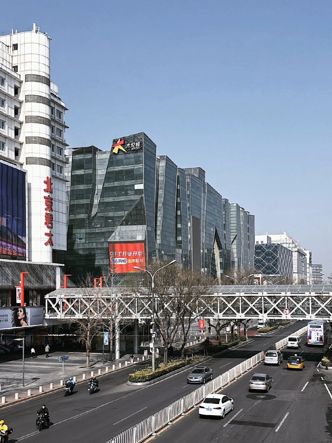 而西单商圈里面最好逛的就莫过于西单大悦城,商场品牌彰显活力与年轻