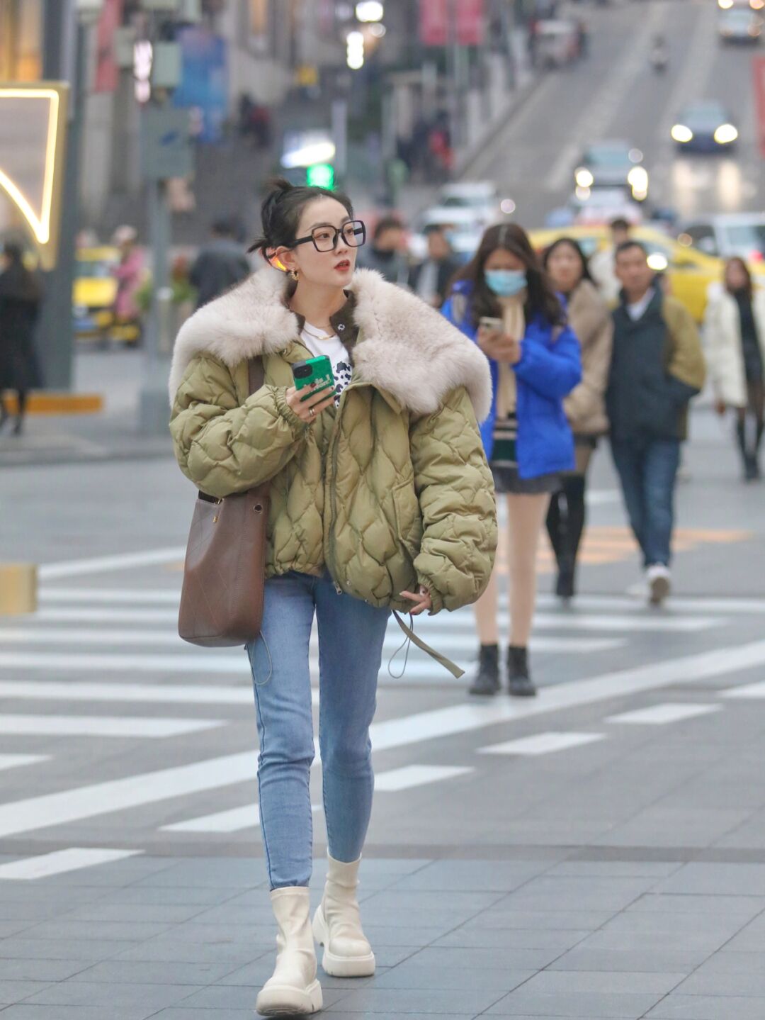 街拍# #街头摄影# #索尼# #产品摄影# #相机配件分享# #重庆街拍