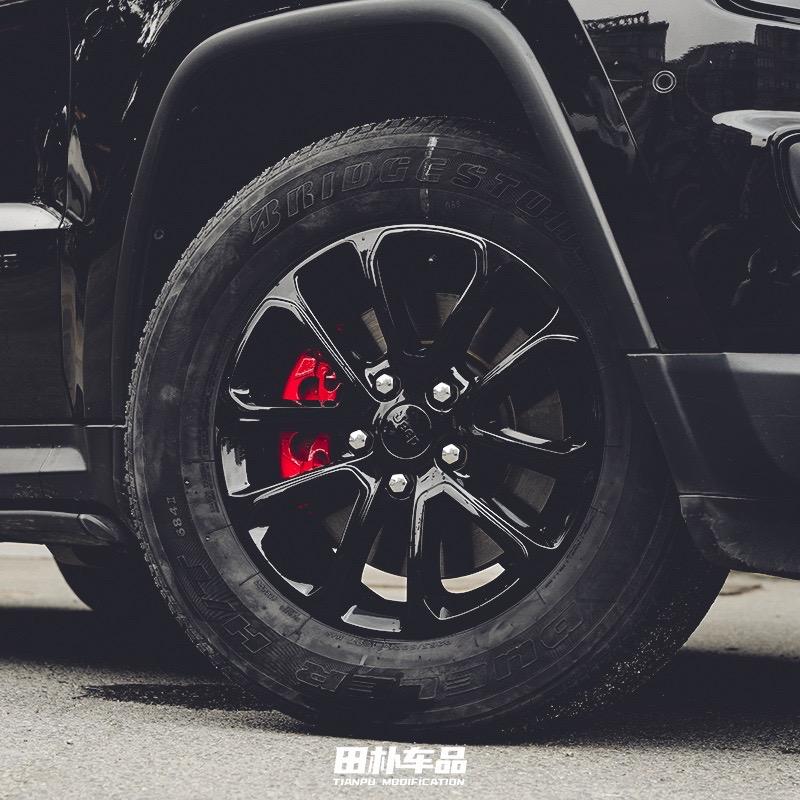 大切诺基升级黑武士套件,轮毂黑化处理,卡钳红色漆面喷涂,优雅永不