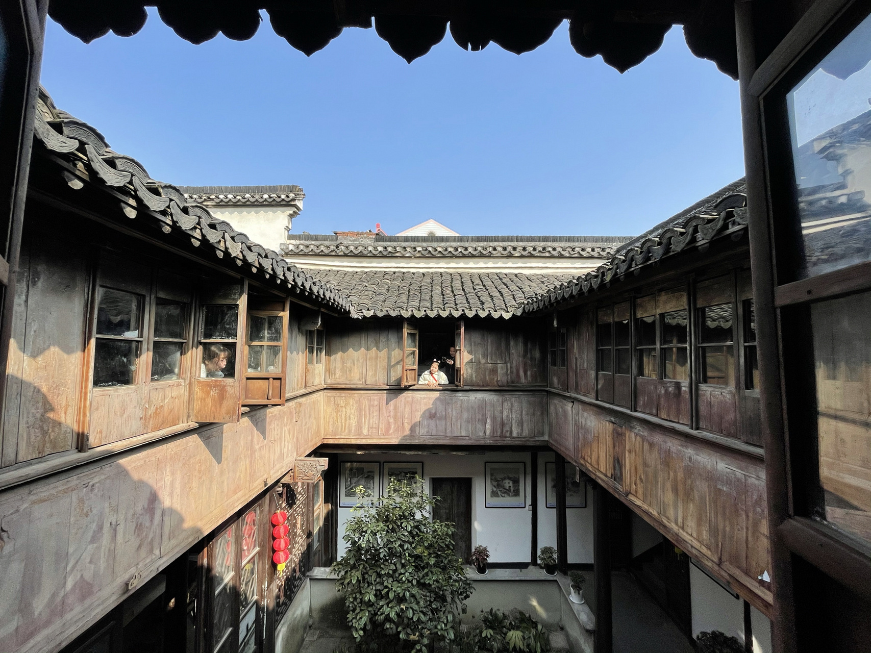 菱湖老街也是蛮不错的. 满满的岁月感.老街几乎没什么改动.