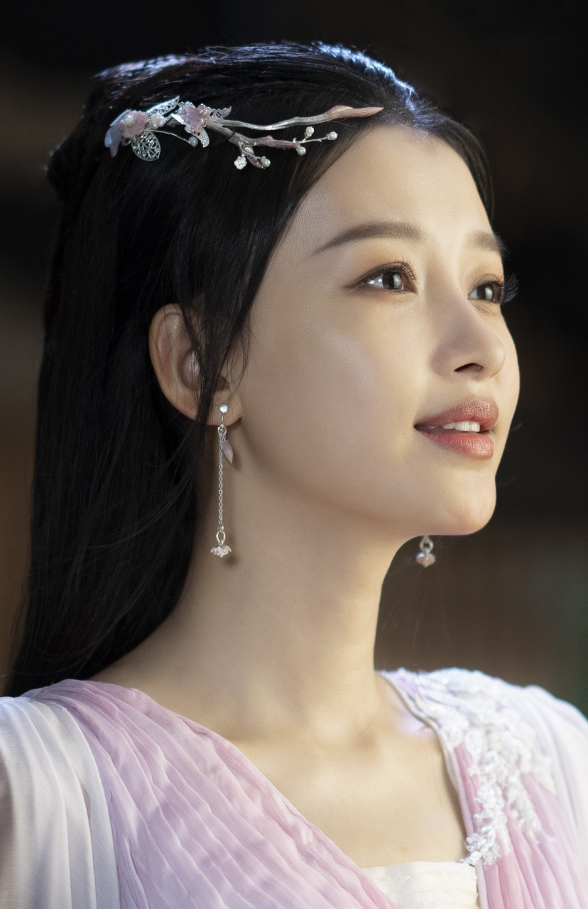 孙怡光脚古装仙子造型拍写真 ,银色脚链很漂亮