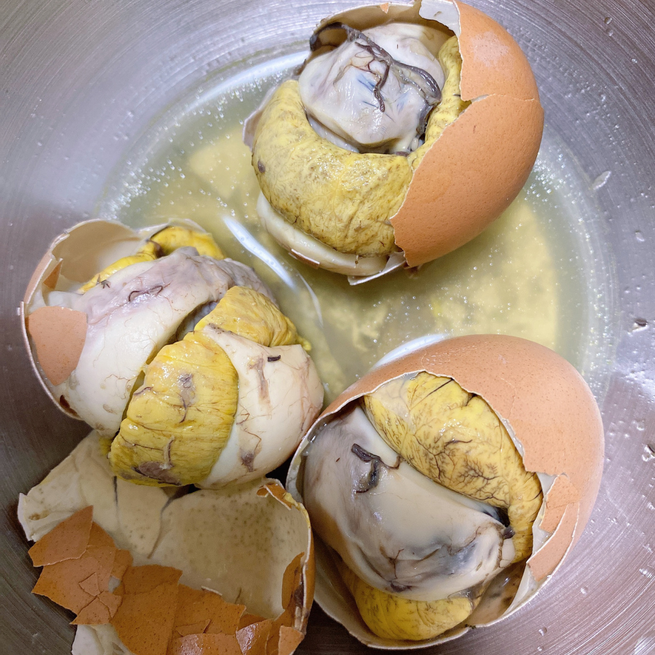 在小吃街看到有人买活珠子吃,在我们这里活珠子又叫(毛鸡蛋)每次在