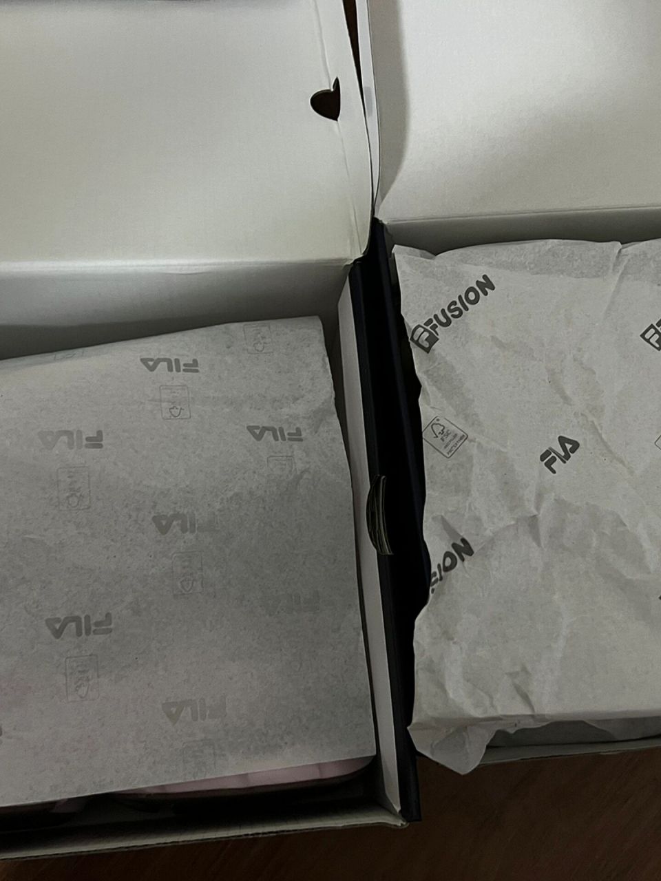 买了两双一模一样的斐乐,鞋盒不一样?