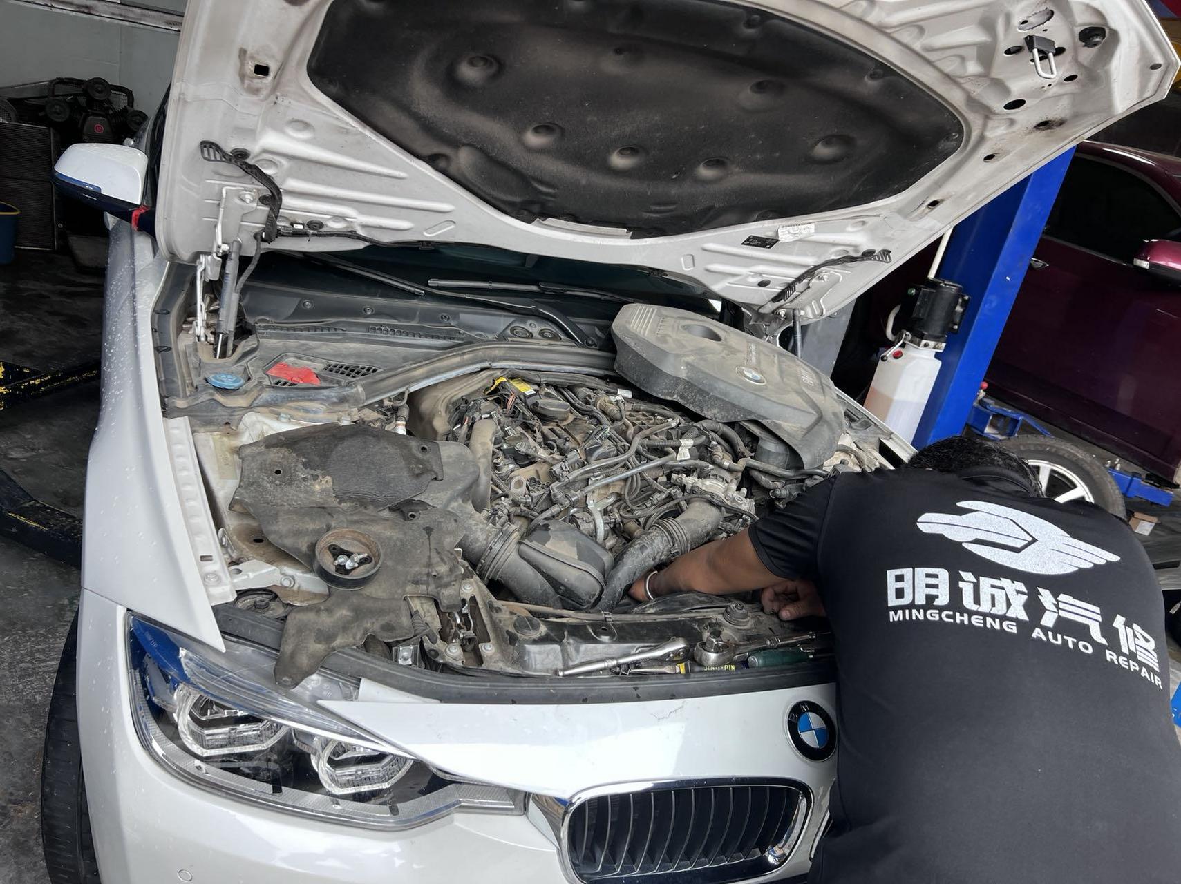 宝马3系,水泵坏了漏水,更换水泵中