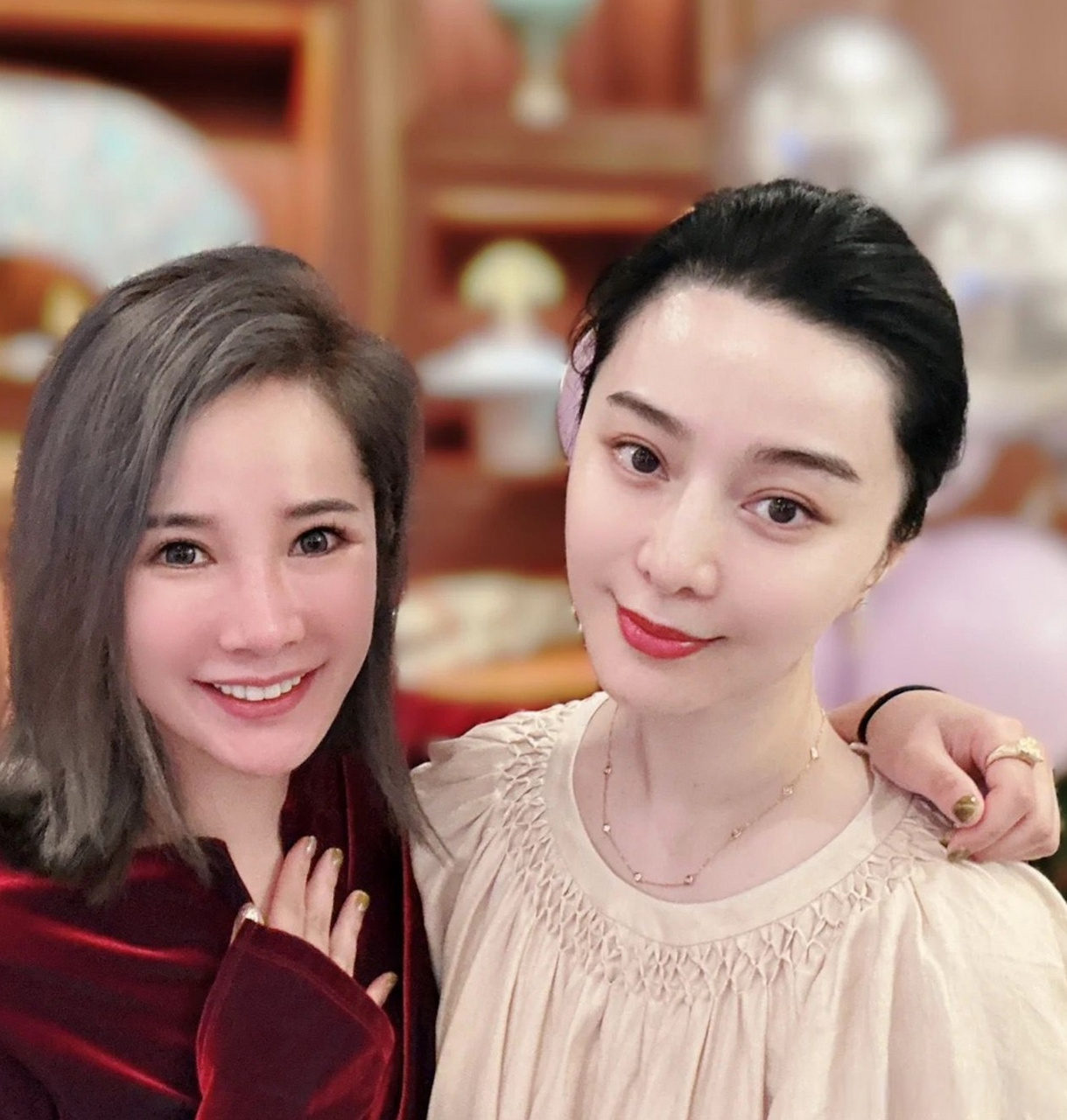 范冰冰带着近70岁的妈妈出席富婆生日会,肌肤状态极佳.
