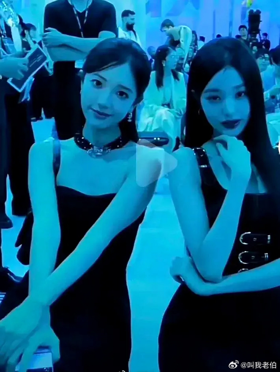 张元英和网红同框合影,怎么感觉网红赢了?