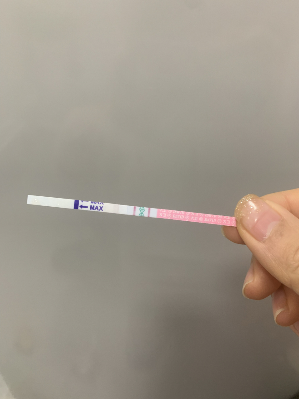 姨妈推迟,排卵试纸弱弱阳,子宫后位接好孕 月经推迟30天左右,用早孕棒