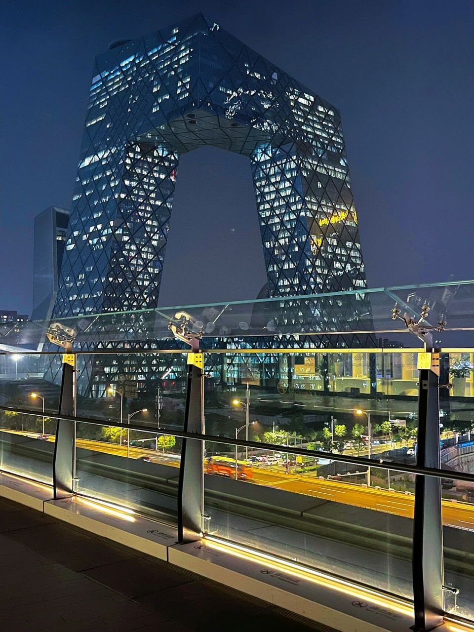 北京拍照|国贸大裤衩夜景yyds91 国贸商城6楼的天台 这里可以说是