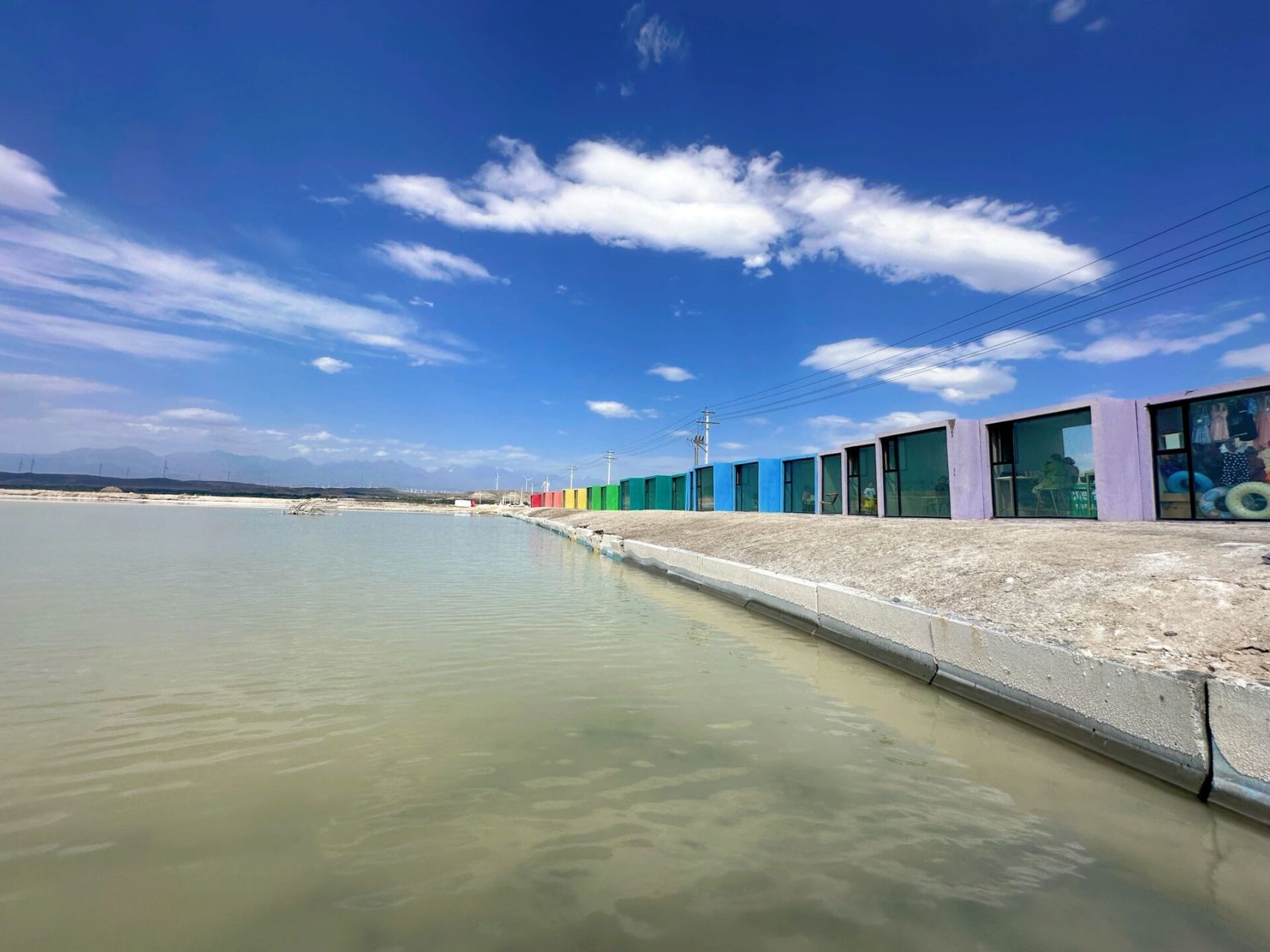 乌鲁木齐旁边,达坂城盐湖   达坂城盐湖就在乌鲁木齐市区车程1小时