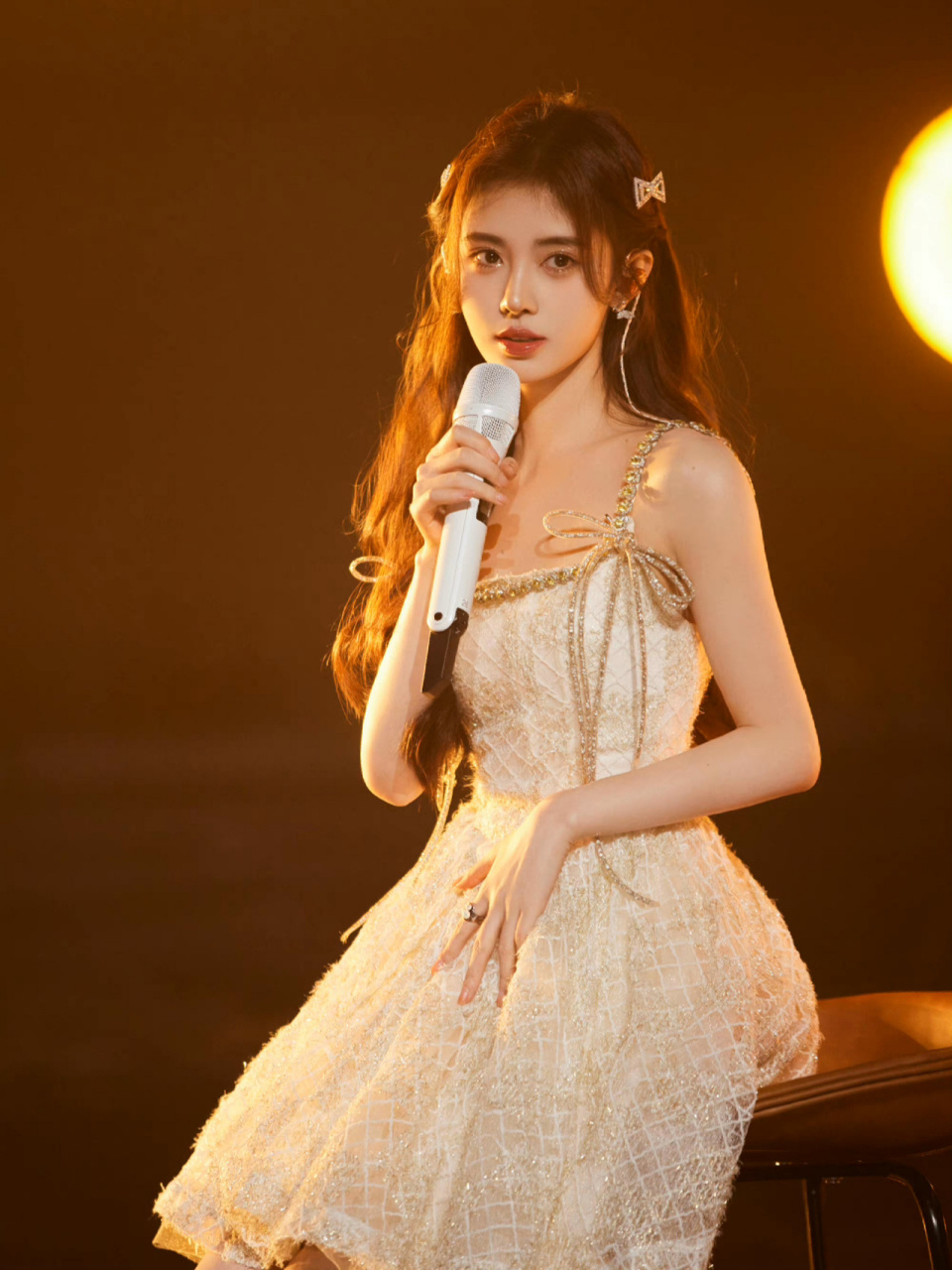 鞠婧祎和米卡时隔两年又合作了,两人还石头剪刀布拍摄了卡点视频,俊男