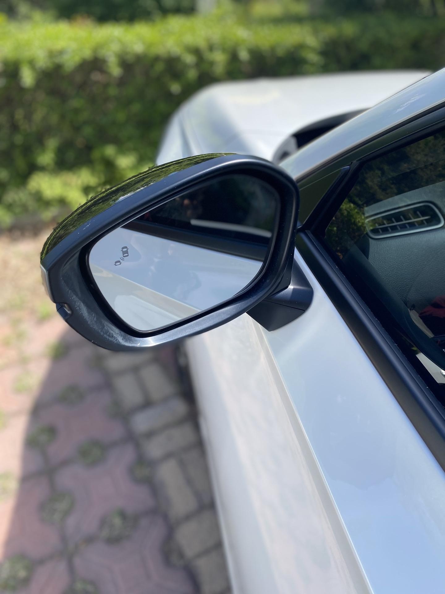 十一代思域 关于十一代思域后视镜上的小图标,那是并线辅助功能