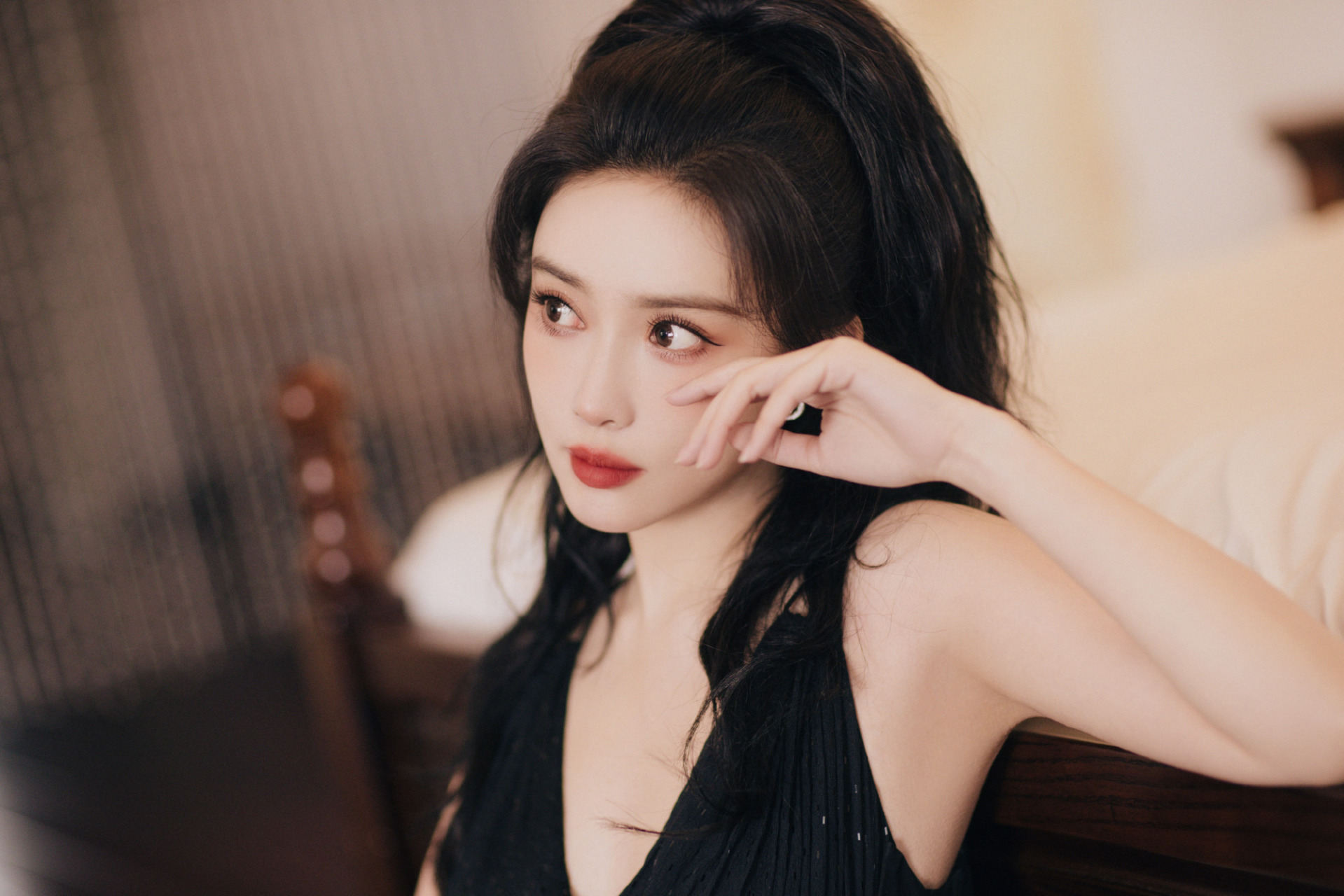 孟子义黑色吊带壁纸