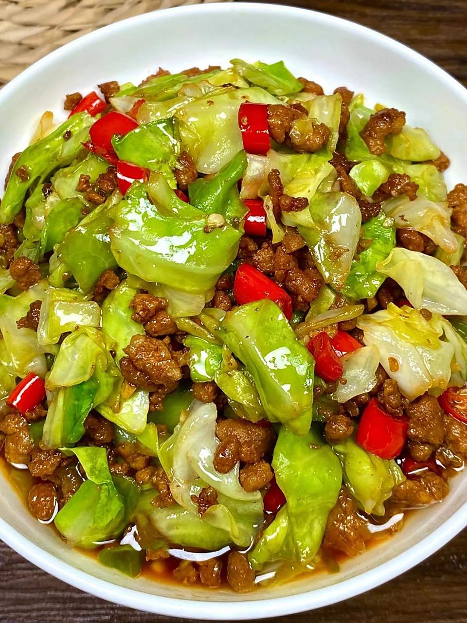 这样做的酸包菜炒肉沫,酸辣脆爽,特别下饭 做法: 1,包菜切小片,倒入