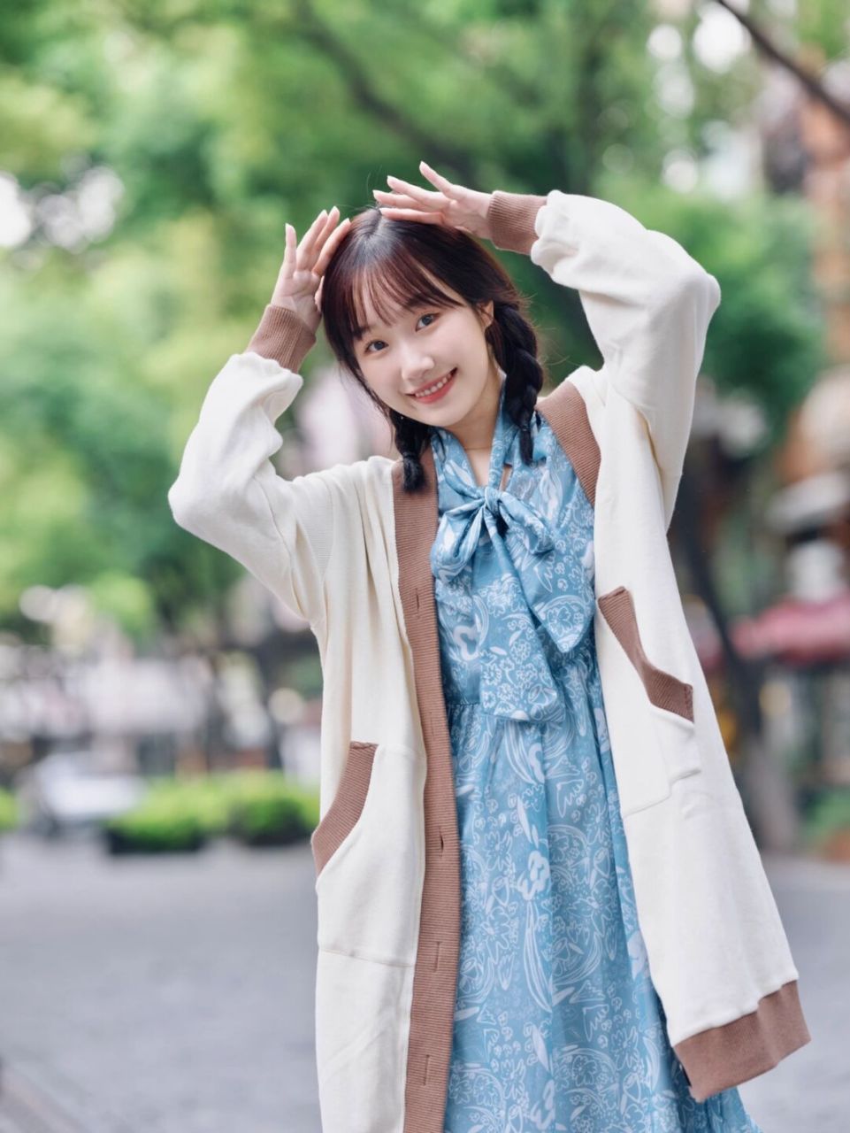 双马尾小辫子一扎 文艺感这不就来了吗～ 浅浅尝试一下新风格 大家