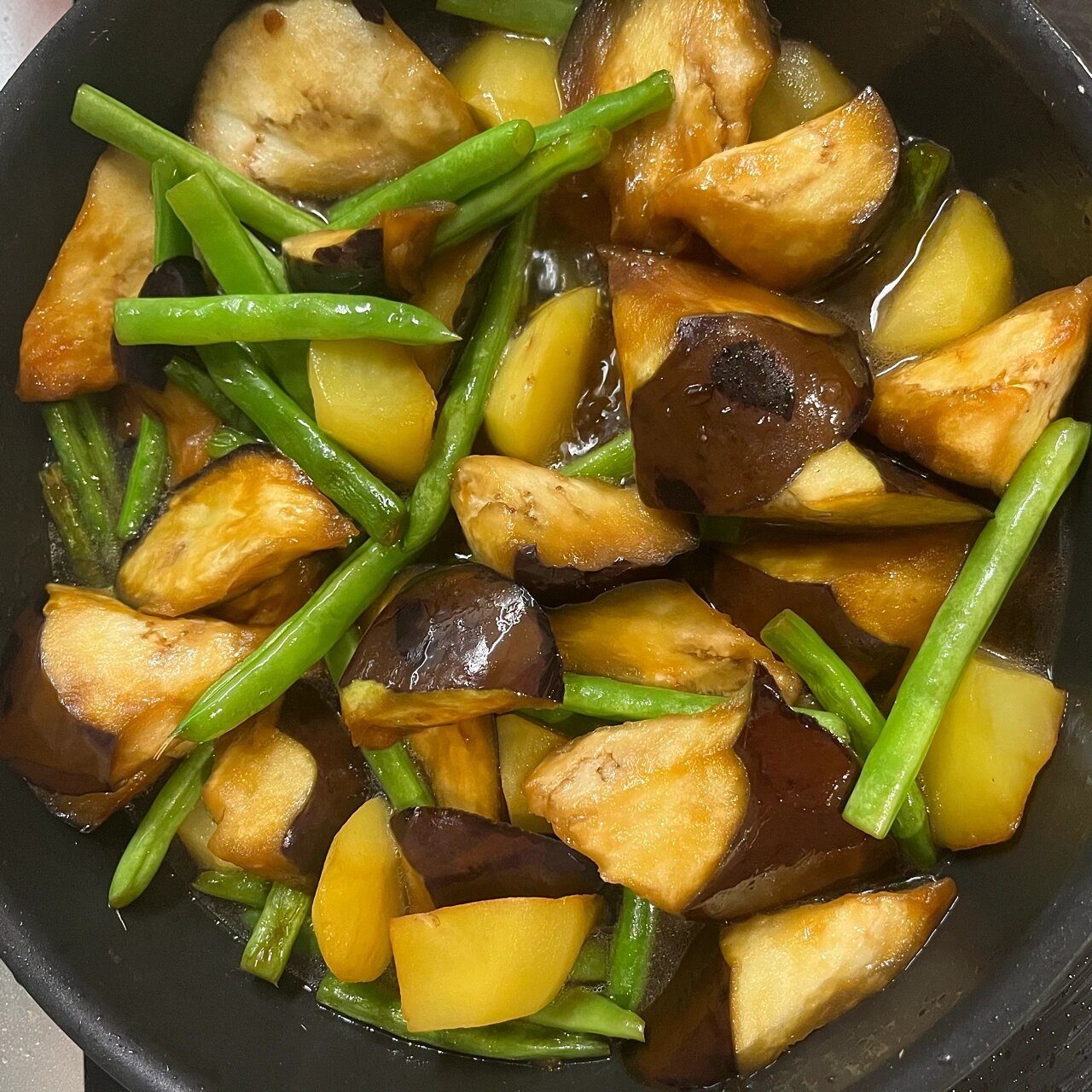 茄子土豆切滚刀块,豆角掰两段 适量油,葱花爆香 先炒豆角然后放土豆