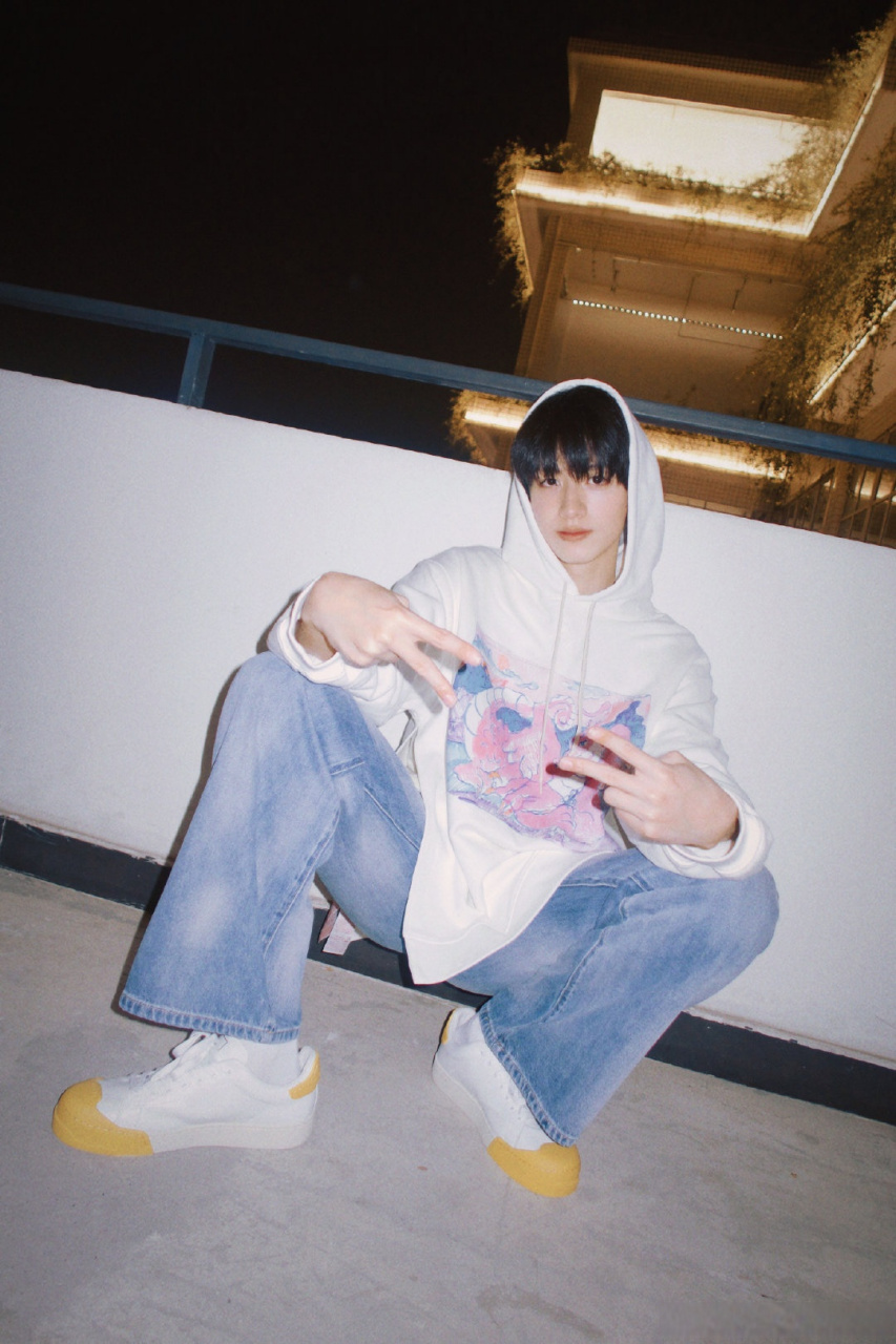 朱志鑫白色卫衣随拍# 朱志鑫白色卫衣随拍来了,朱志鑫也太帅了吧!