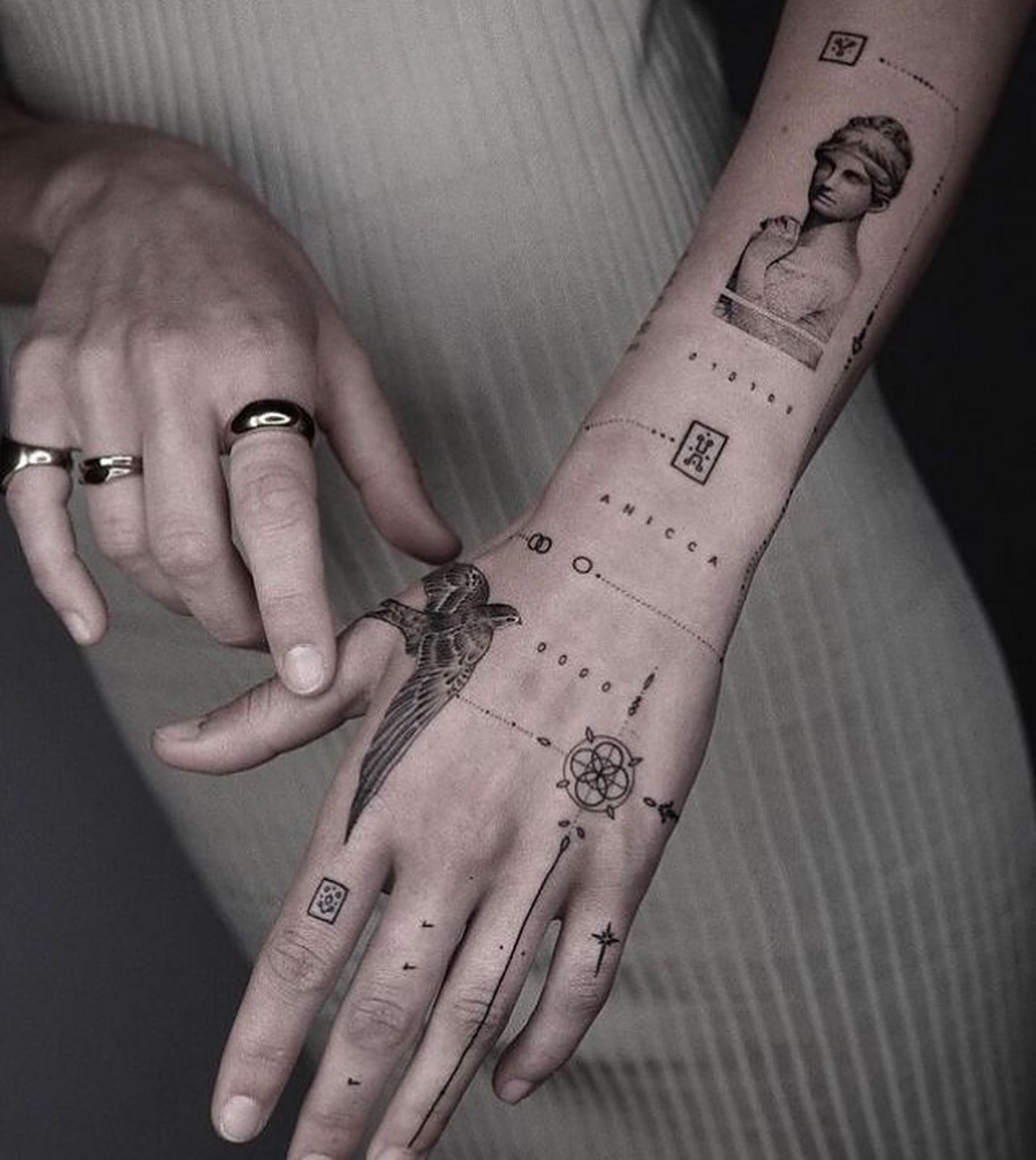 图案分享|高级感手背纹身  大图往后滑7915