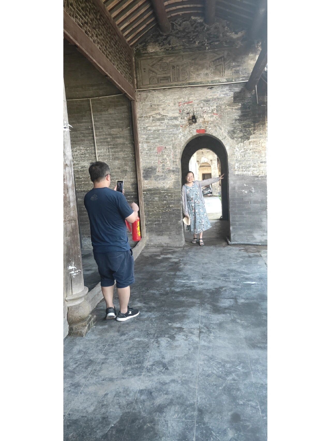 中午去广西平南思旺范家大院参观 中午弟弟,弟媳带我们去她娘家附近的