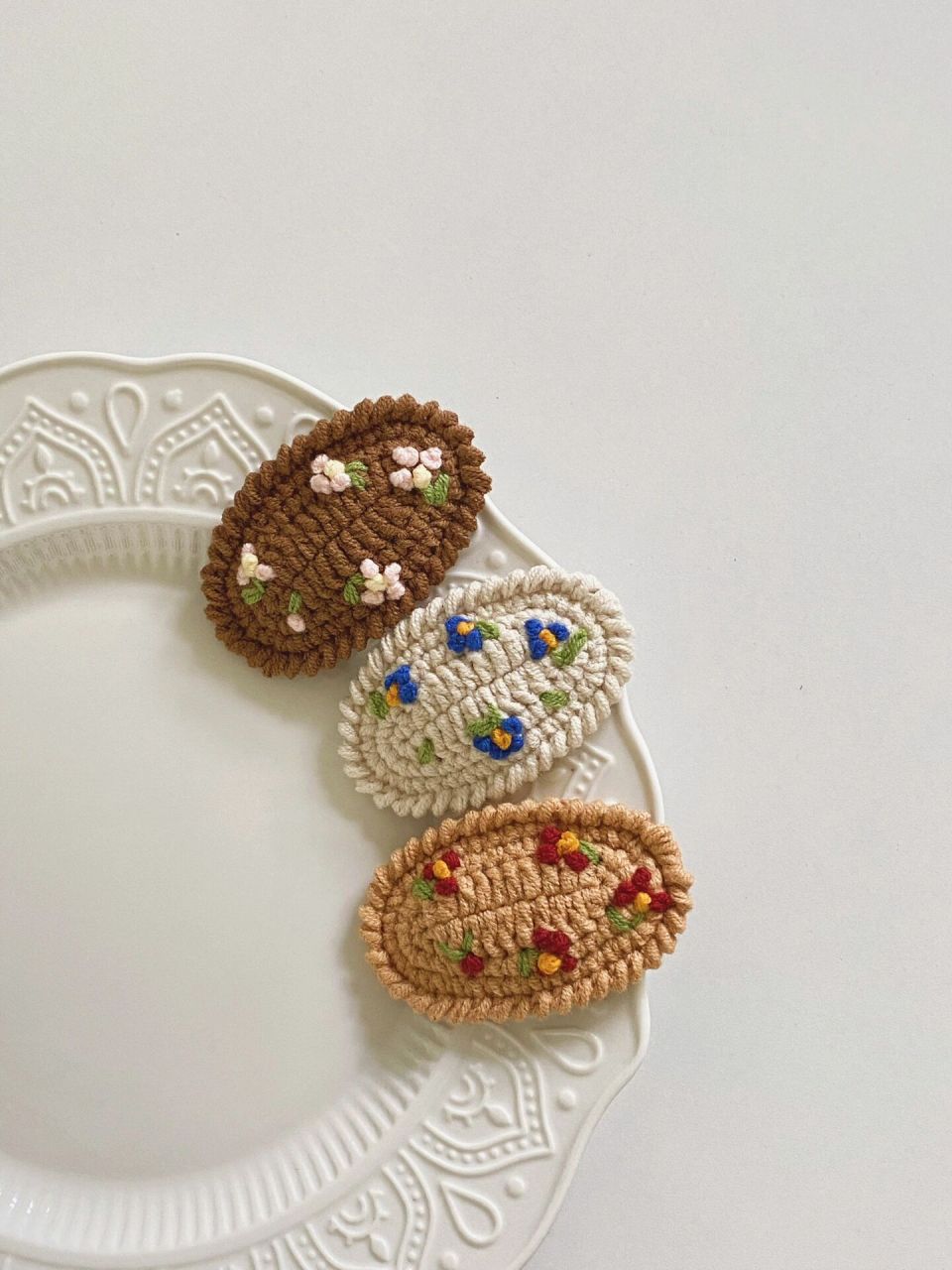 钩织丨小碎花刺绣发夹(附图解) 用线:萌娃娃4股 钩针:2.