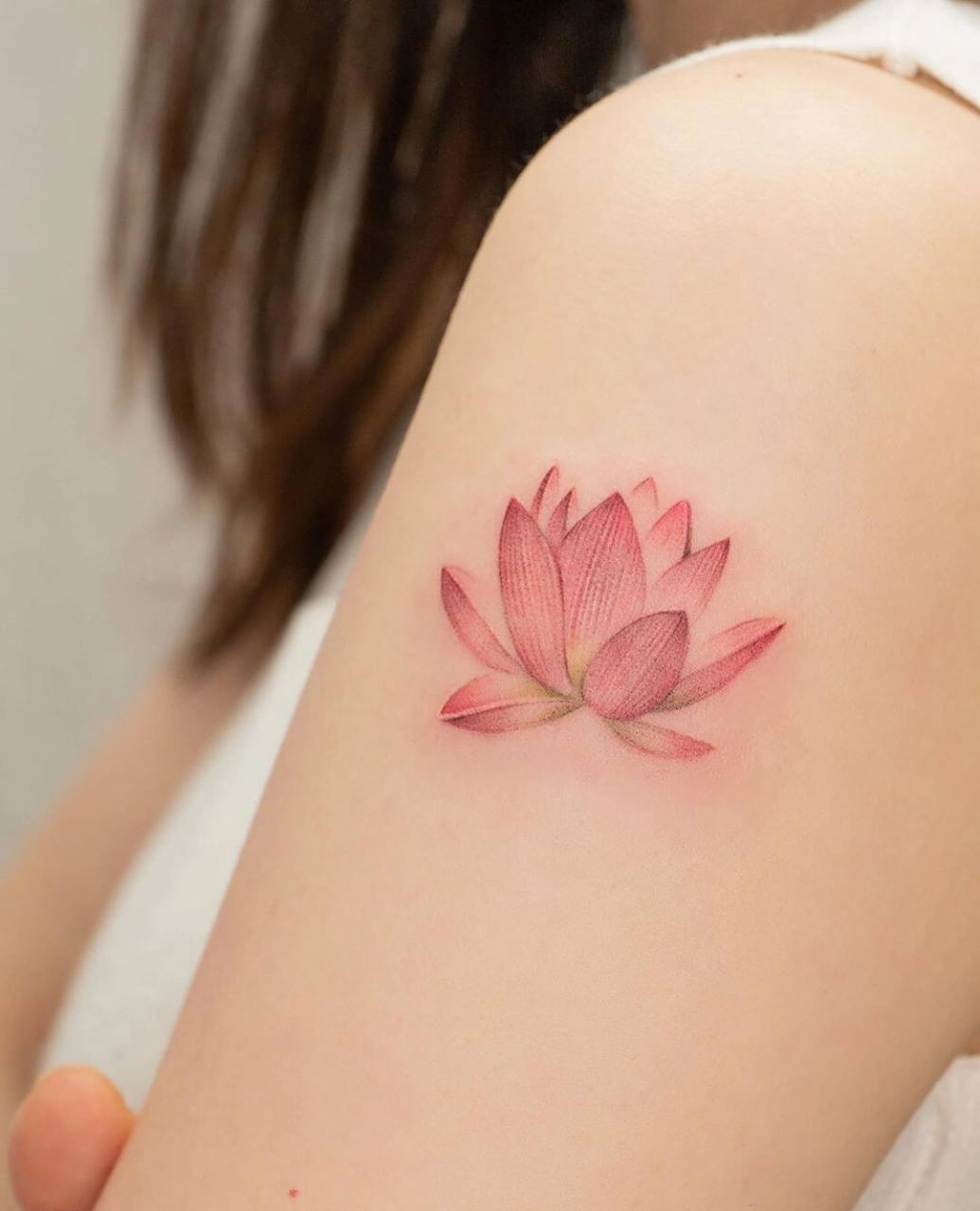 女生大臂莲花纹身,精致细节,单针纹身作品,彩色莲花纹身图案