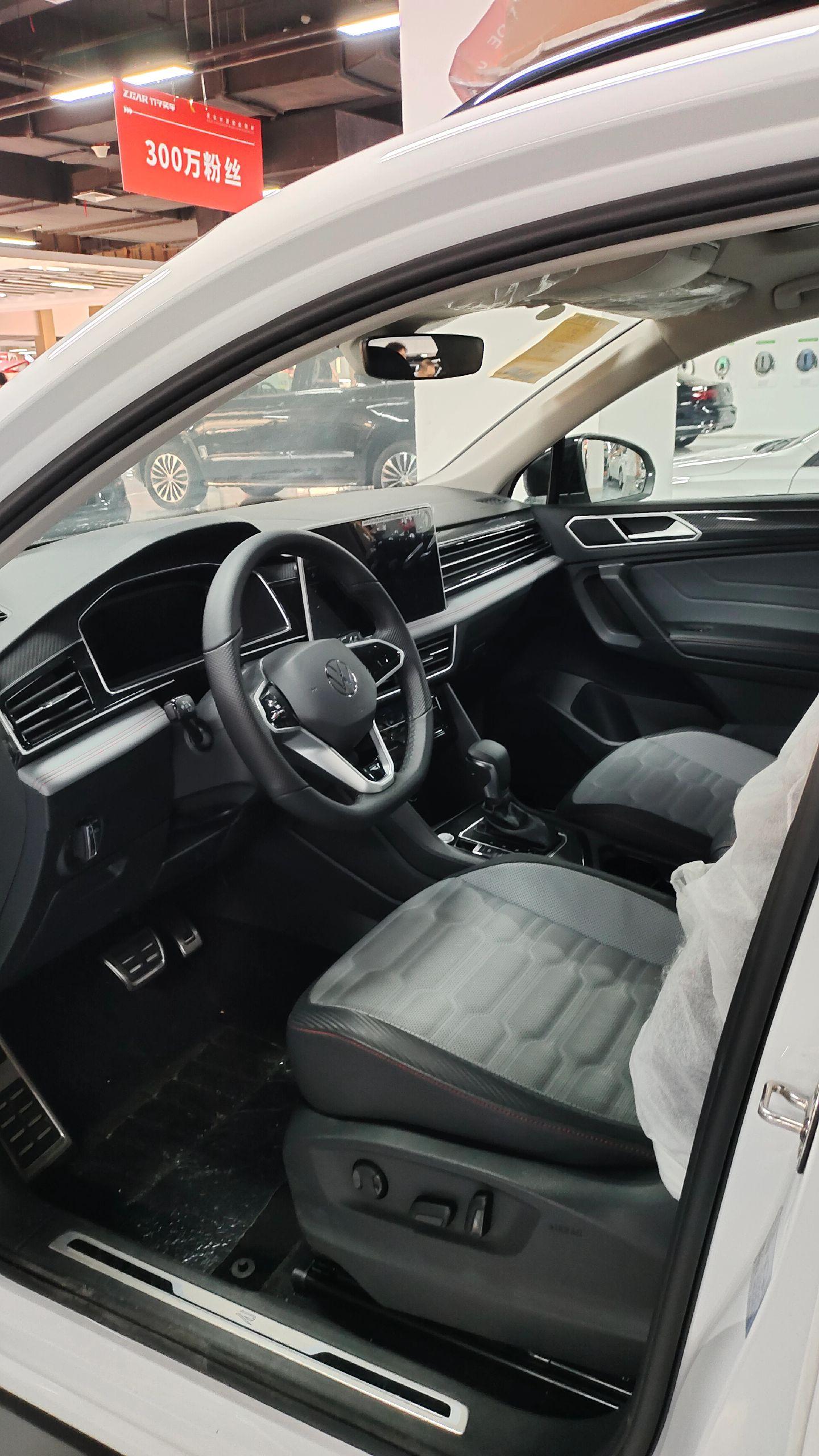 上汽大众途观x2023款改款330tsi两驱旗舰版采用了高压涡轮机发动机和