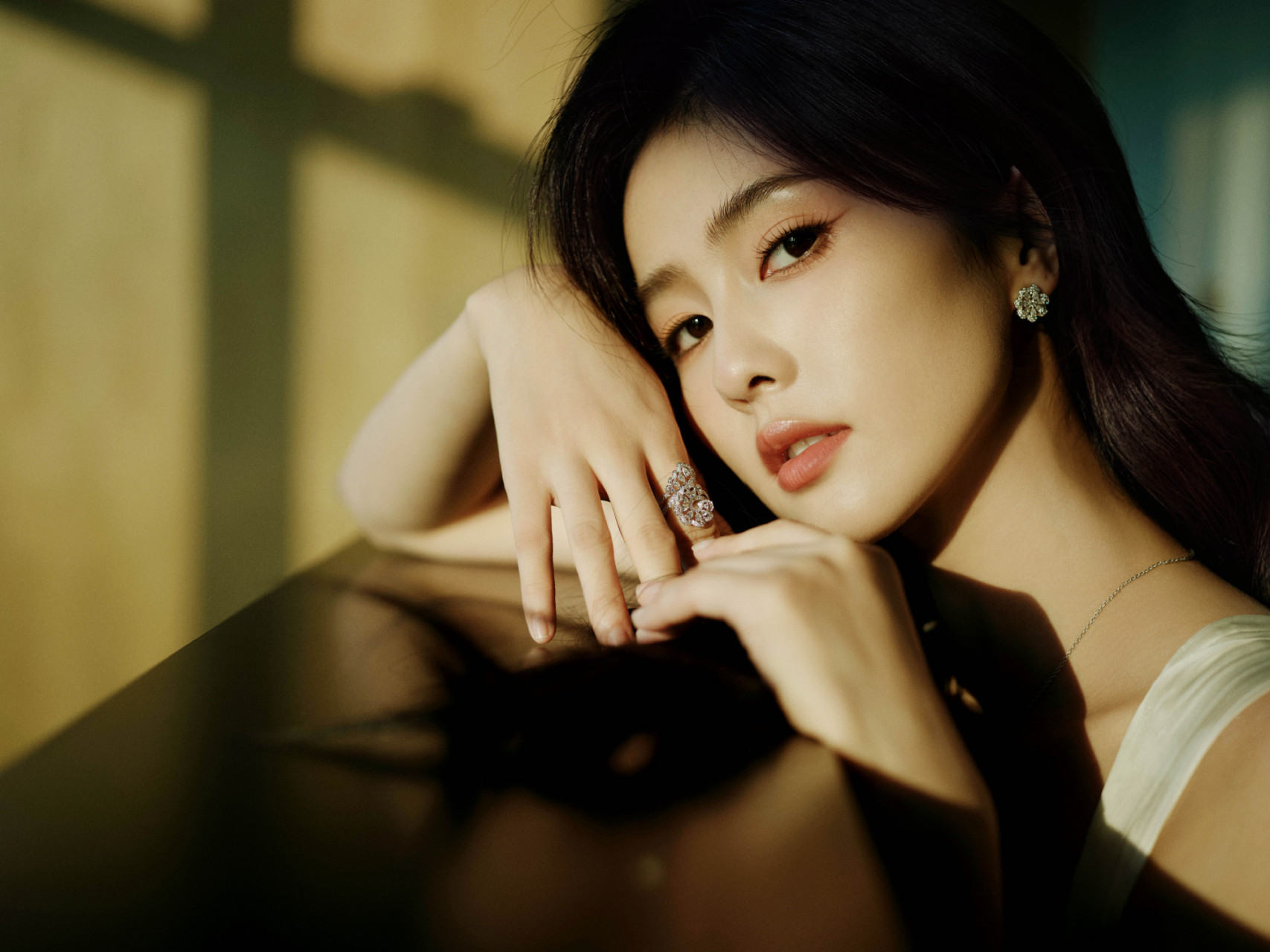 白鹿写真大片图集:初秋沐光,纯白意境,摇曳粲然辉芒,一袭白裙,宛如