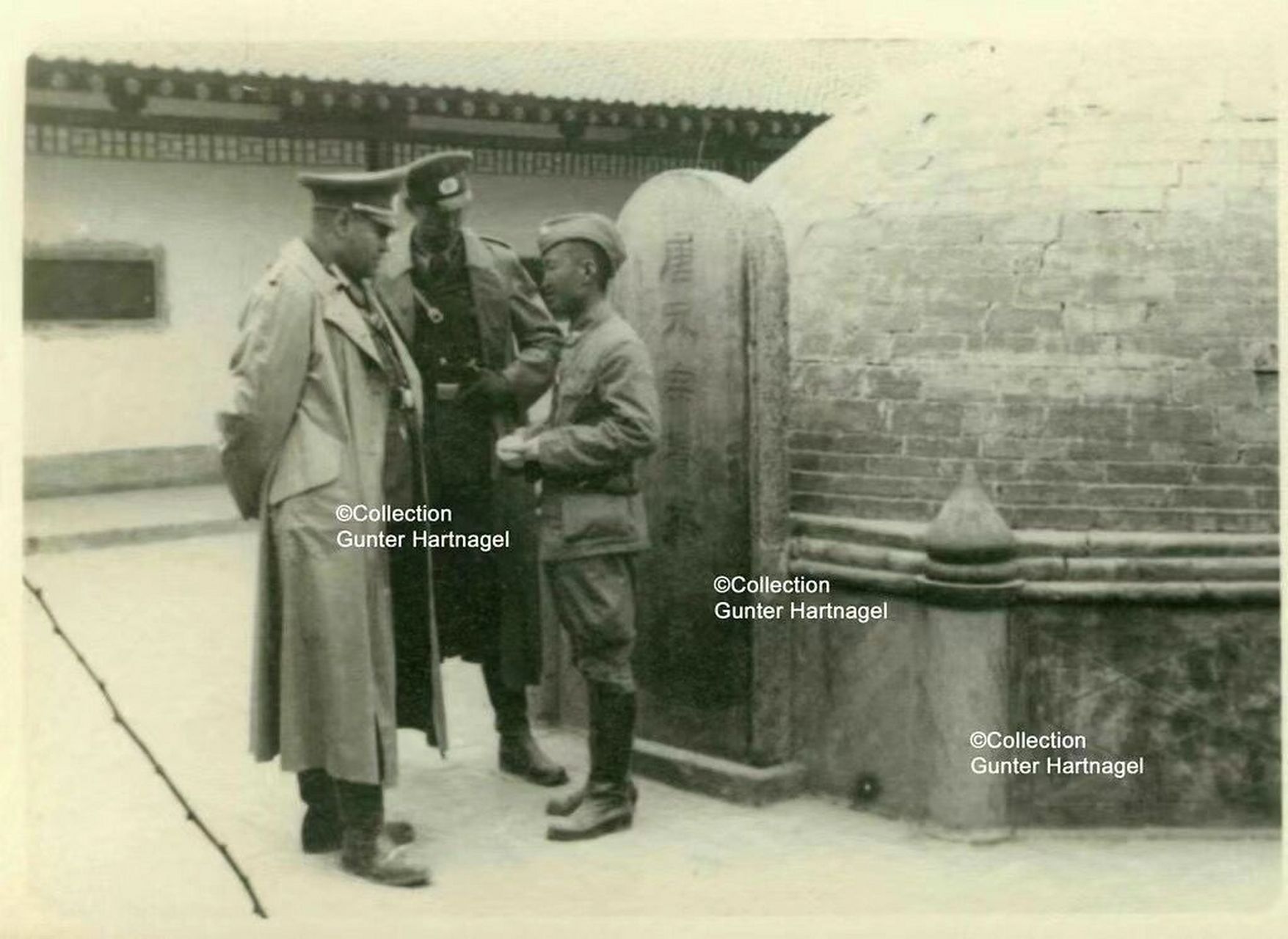 杨贵妃墓前的德国军官 1938年4月,杨贵妃墓前的两位德国官员和一名