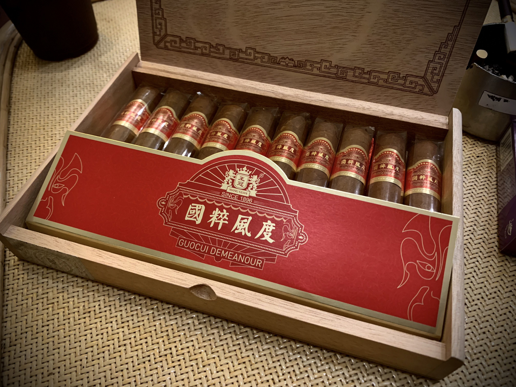 灰茄|王冠国粹风度 完完全全被盒子吸引购买了 包装不错,木盒子质感