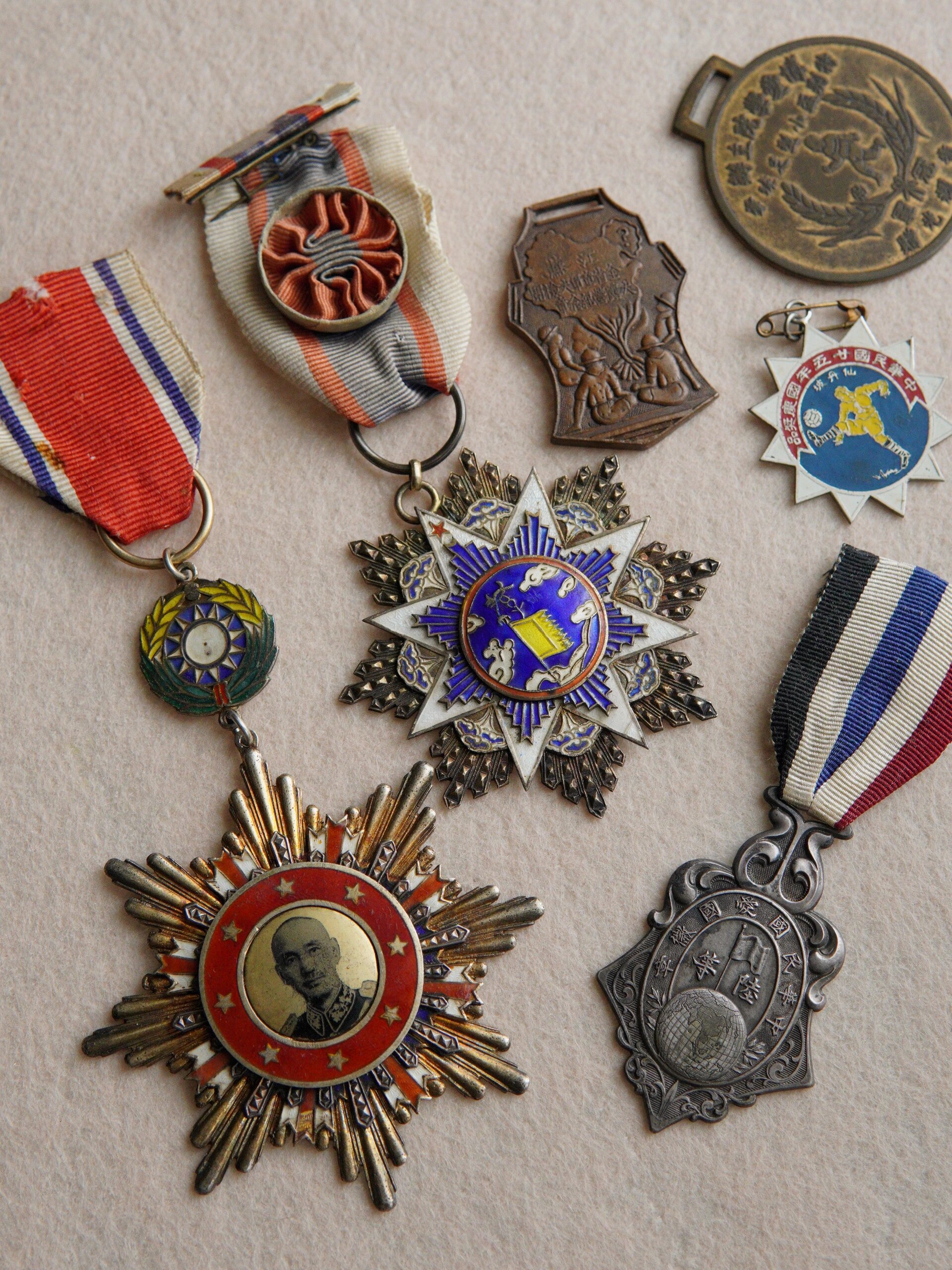 一些民国老徽章 民国六等云麾勋章 民国抗战胜利勋章 北洋财政部颁