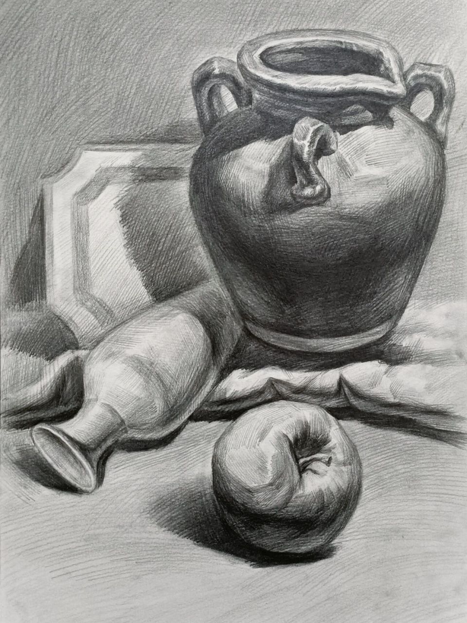 素描考级五级示范 题目:深色陶罐,白瓷罐,盘子,果子,衬布 图三到图五