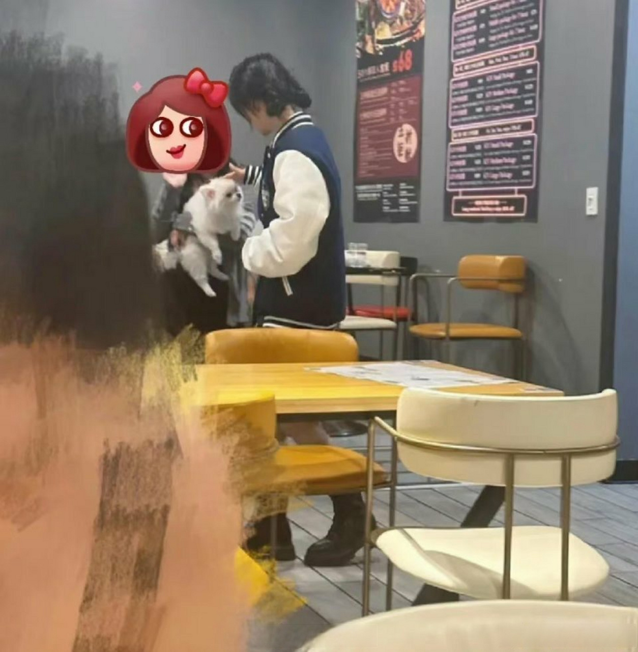 网友火锅店偶遇杨紫##杨紫下播后又去吃火锅了#平等羡慕每一个偶遇