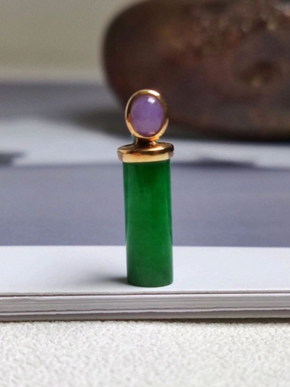 精品翡翠圆柱吊坠 天然a货老种辣绿和紫罗兰 精品翡翠圆柱吊坠 天然
