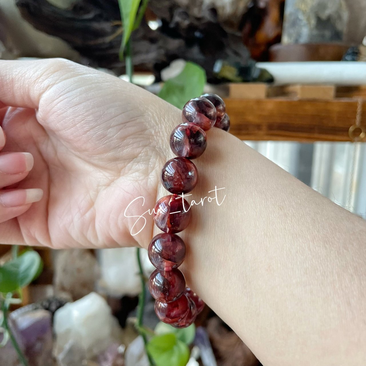 鸩羽幽灵～牛血红胶花手串～ 鸩羽幽灵是红幽灵和胶花的共生体水晶,带