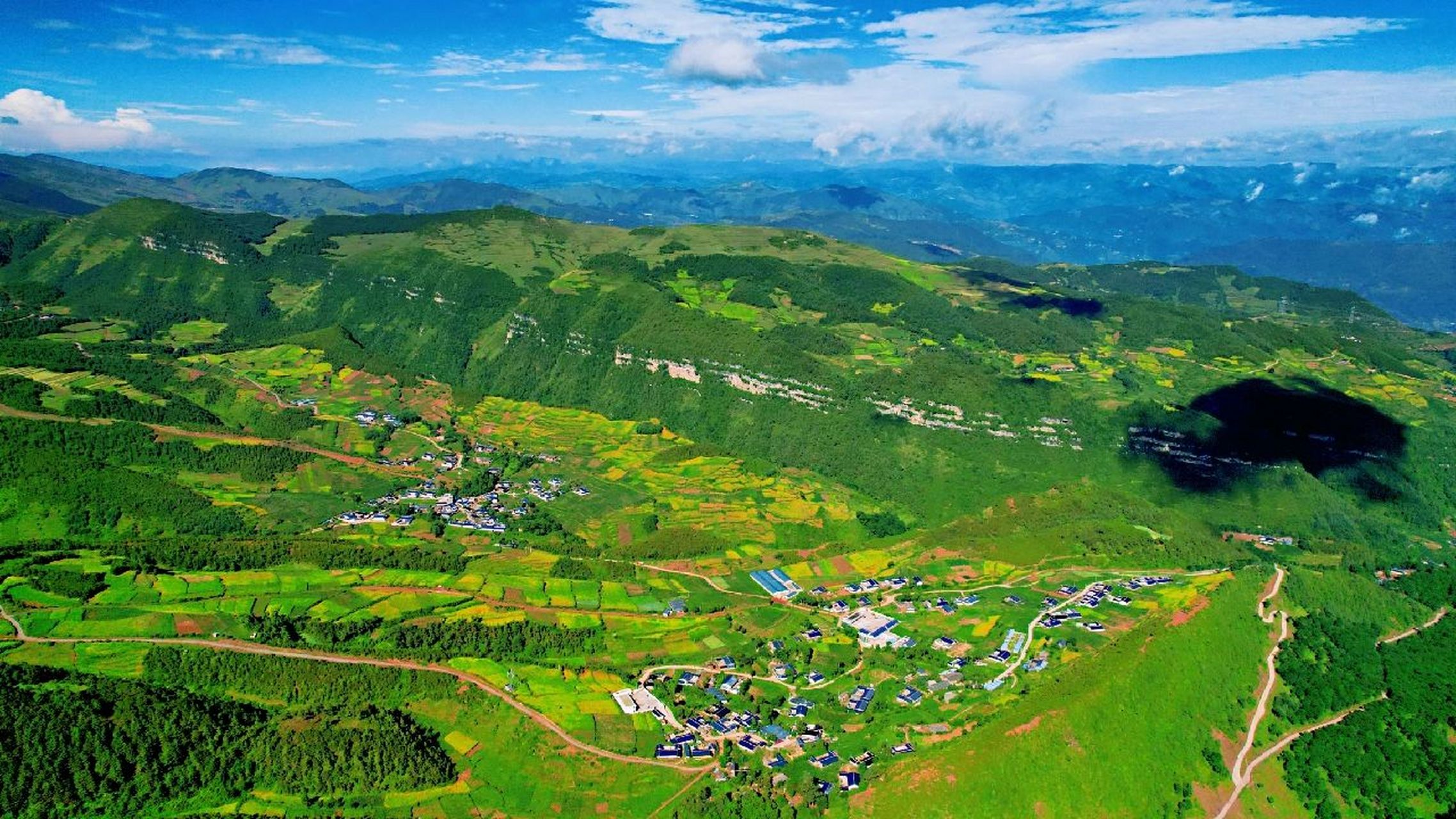 大凉山为彝族聚居地,其中美姑县为彝族最为集中的地方,这里景色漂亮