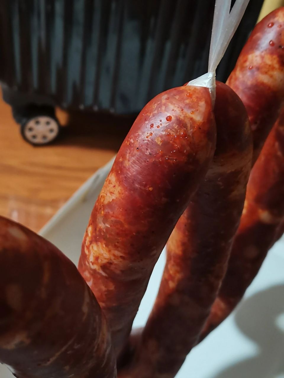 今天第一天灌的香肠一直电风扇吹着,香肠上面有小水珠是的,这是怎么