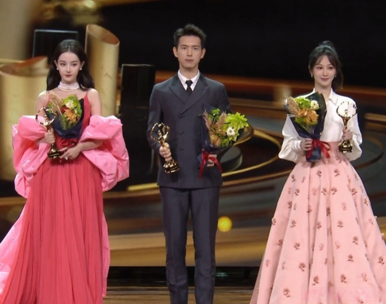 杨紫合照不输,这吃相有点难看.