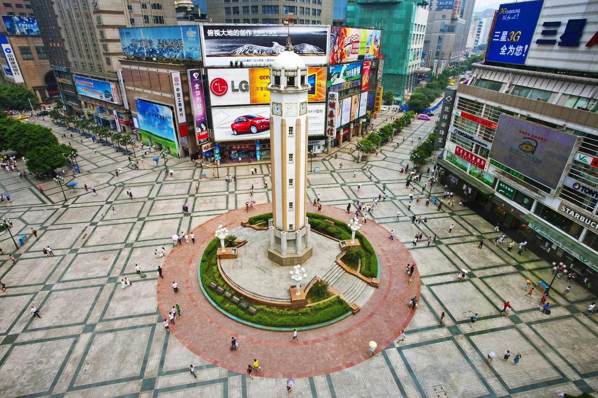 解放碑,这座重庆的标志性建筑,象征着这座城市的辉煌历史与独特文化.