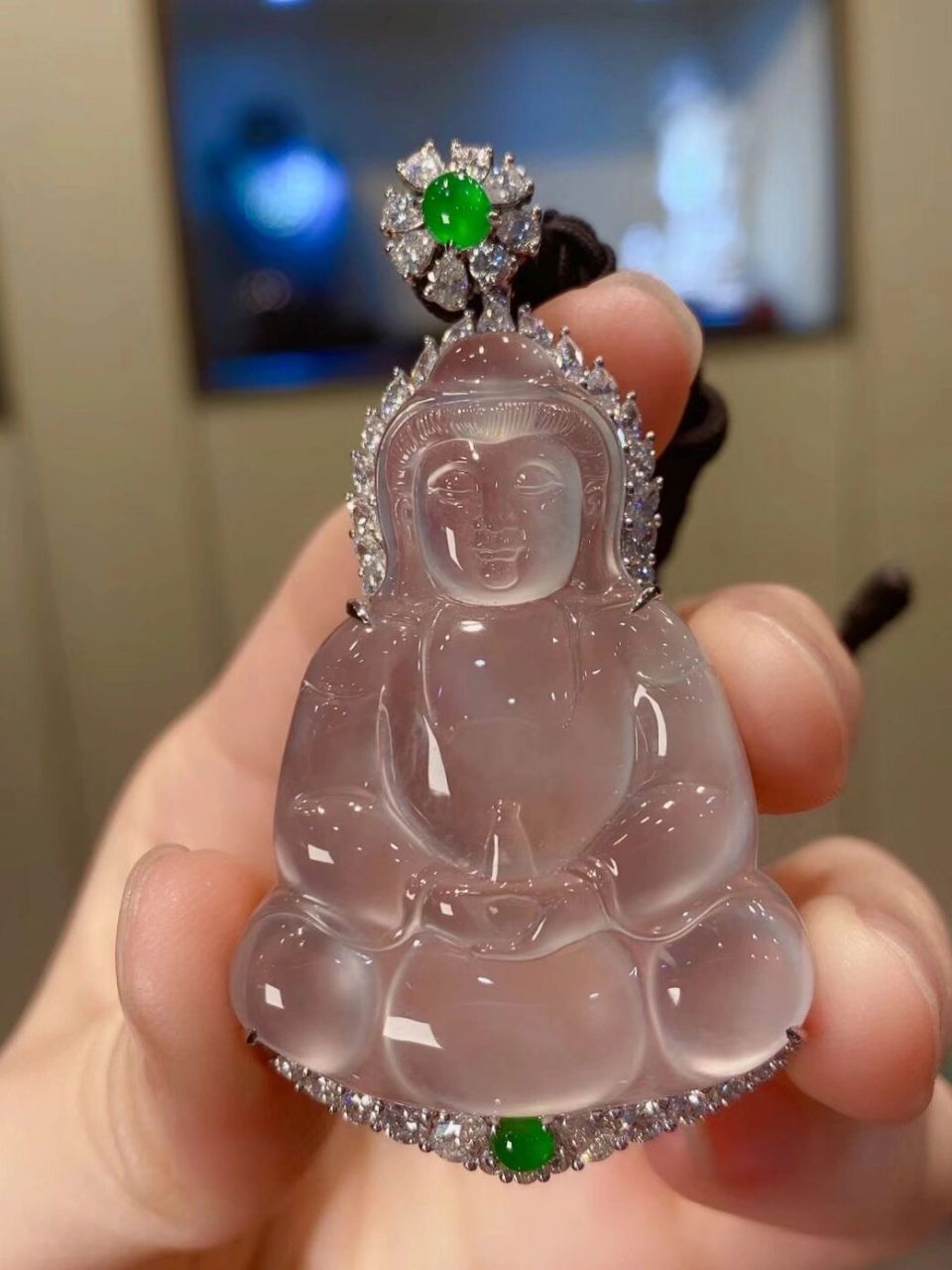 【翡翠玻璃种观音菩萨】 冰玻璃起荧光观音吊坠,观音个头适中,仪态