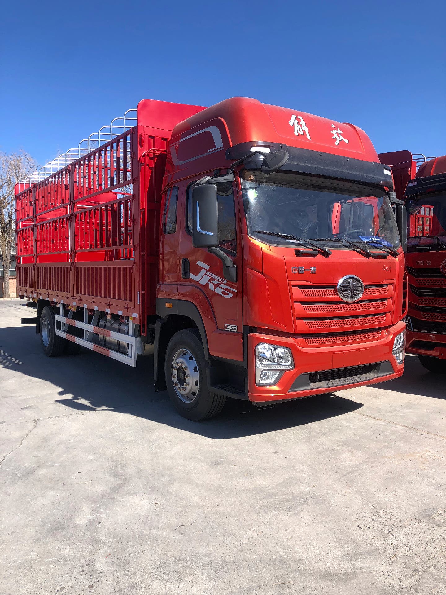 青岛解放jk6六米八高栏,220马力,真皮座椅,座椅通风,座椅加热,电动后