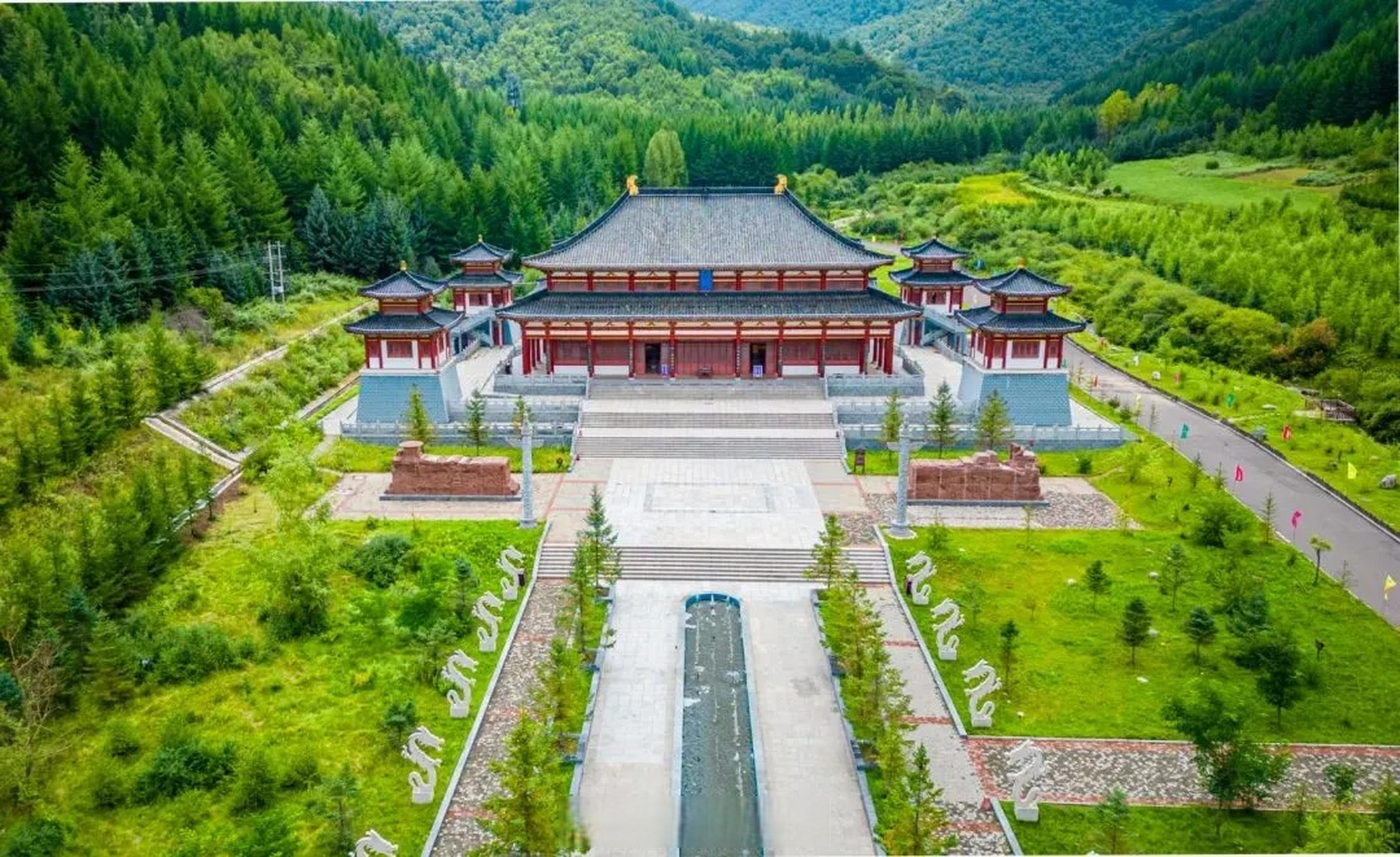 是时候去甘肃旅游了# 夏日的渭河源景区,山间清爽阴凉,置身峡谷,听