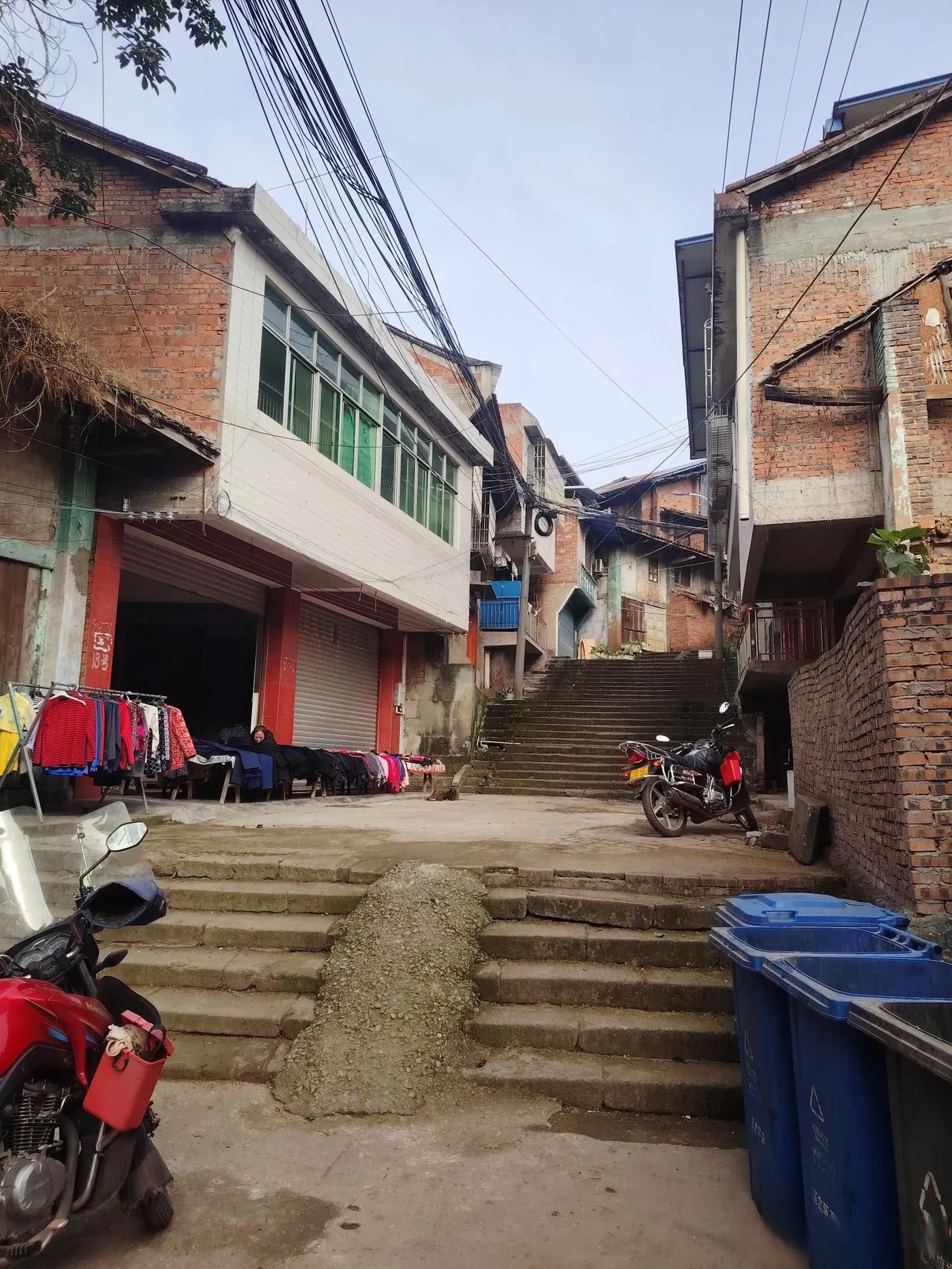 陡坎子做为自贡市贡井区五宝镇曾经最繁华的地段,一直让当地上了岁数