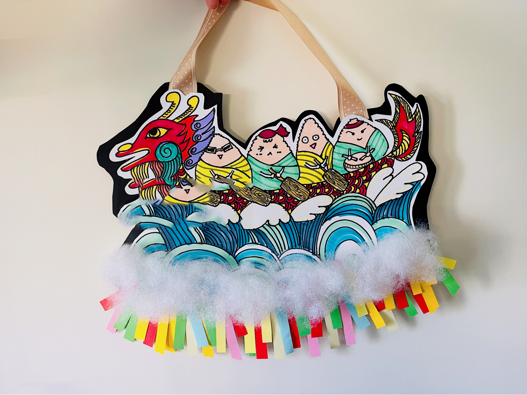 端午节创意美术手工 所需要的材料: 彩色卡纸,白色卡纸,马克笔,棉花