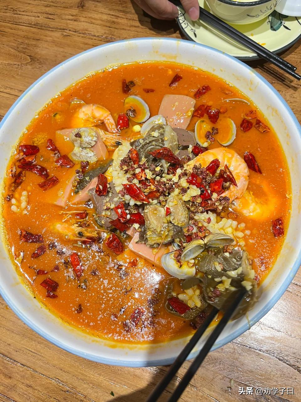 蚌埠罗胖子龙虾银泰店打卡,餐后步行一段,经过一家单位门口,被这个