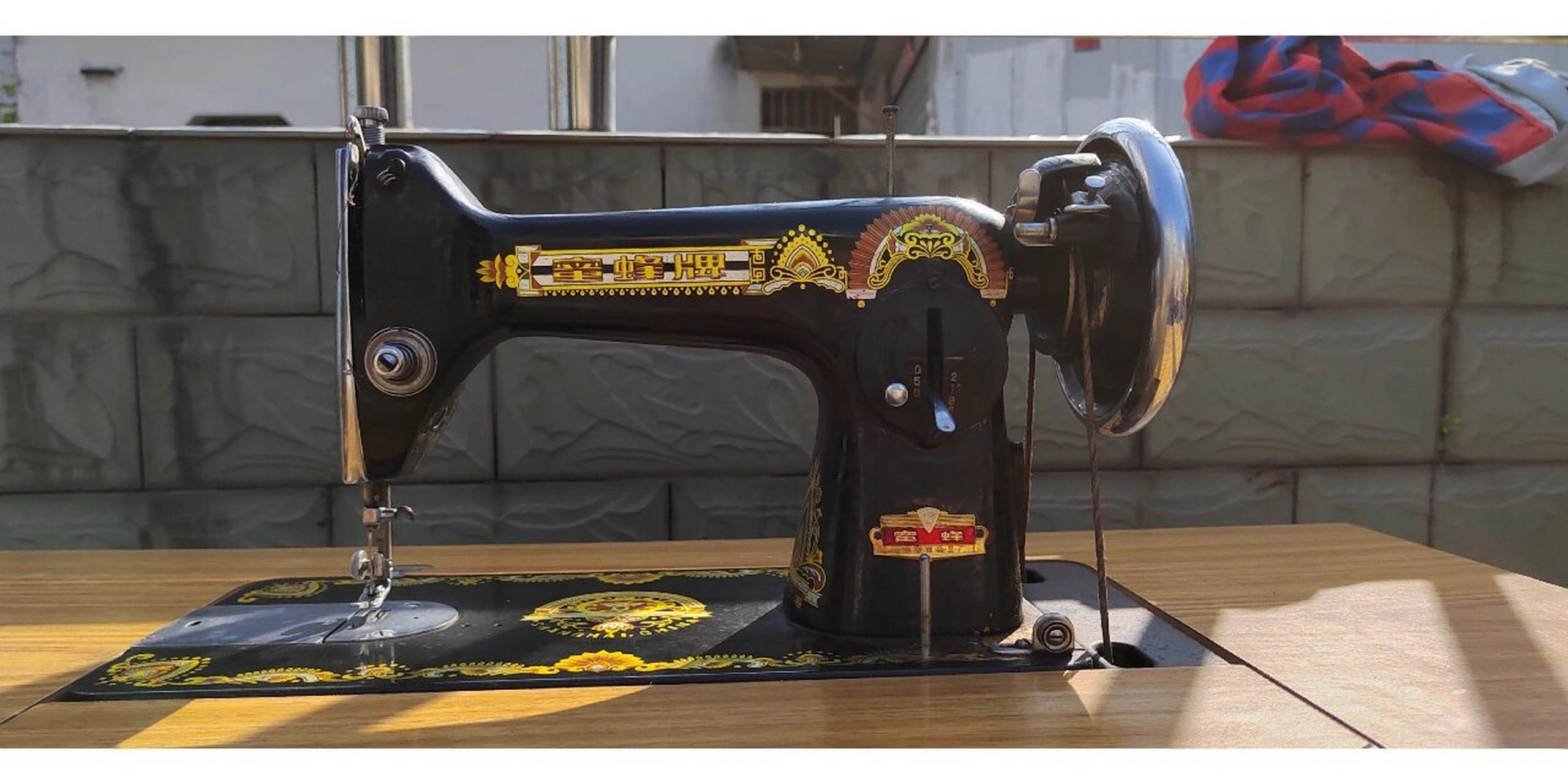 家里的老古董,蜜蜂牌缝纫机,转给需要的人 老古董了,父母年轻时买的