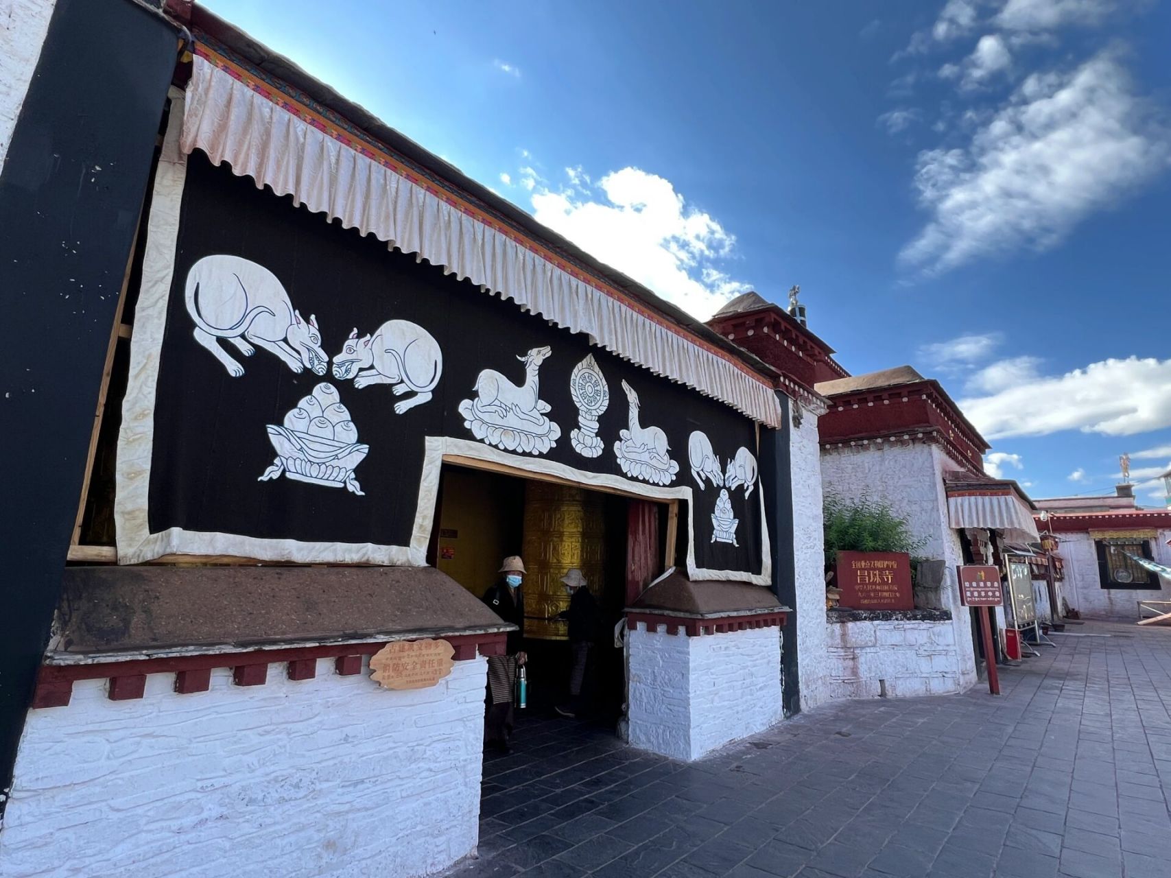 昌珠寺的镇寺之宝 昌珠寺最值得一看的就是:闻名天下的"珍珠唐卡".