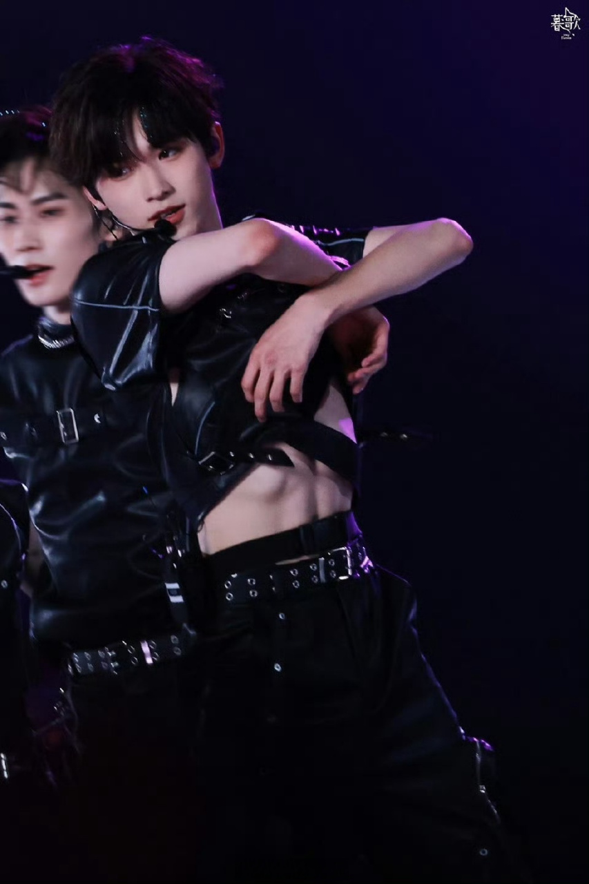 宋亚轩在演唱会上露腹肌了,这身材你能打几分呢?