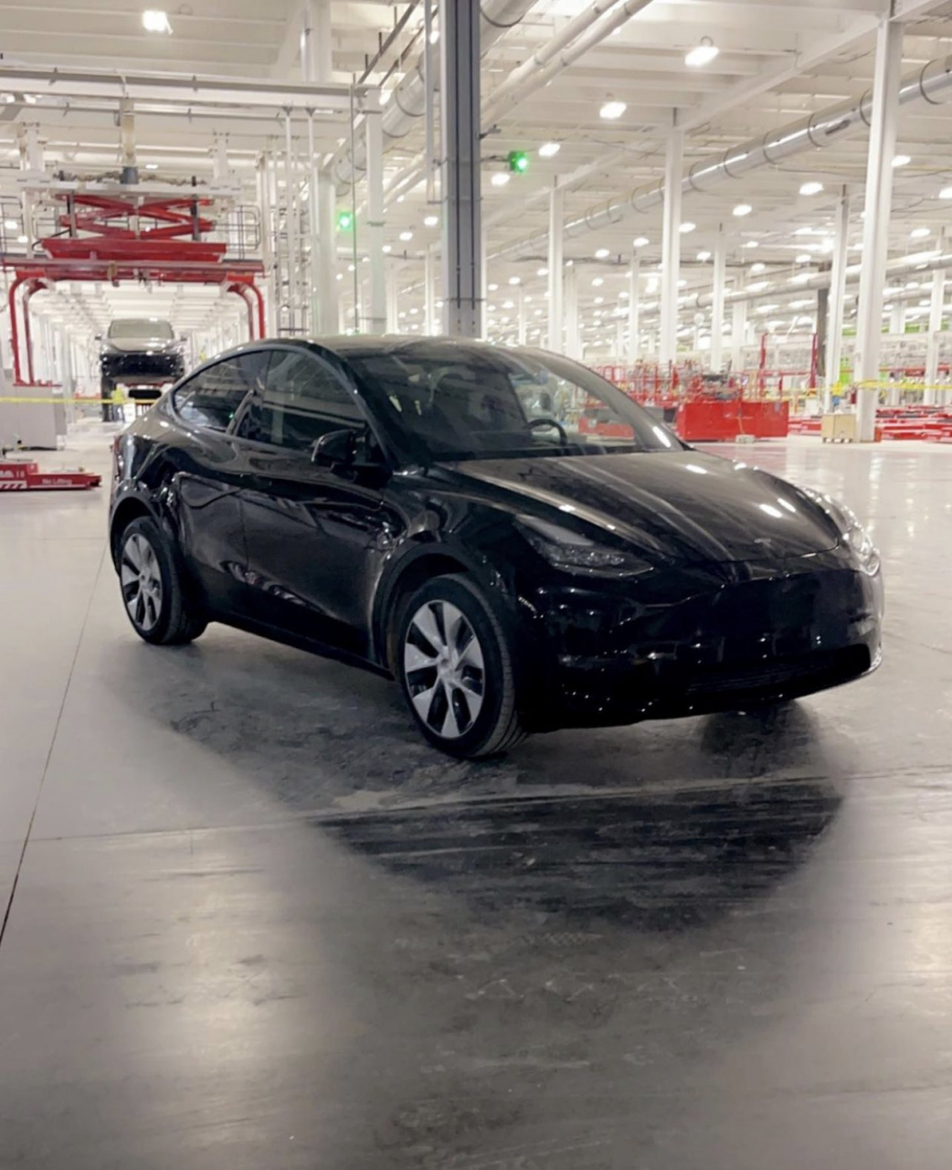 giga austin 工厂的内部,第一辆 model y 试装车,不知是不是前后都